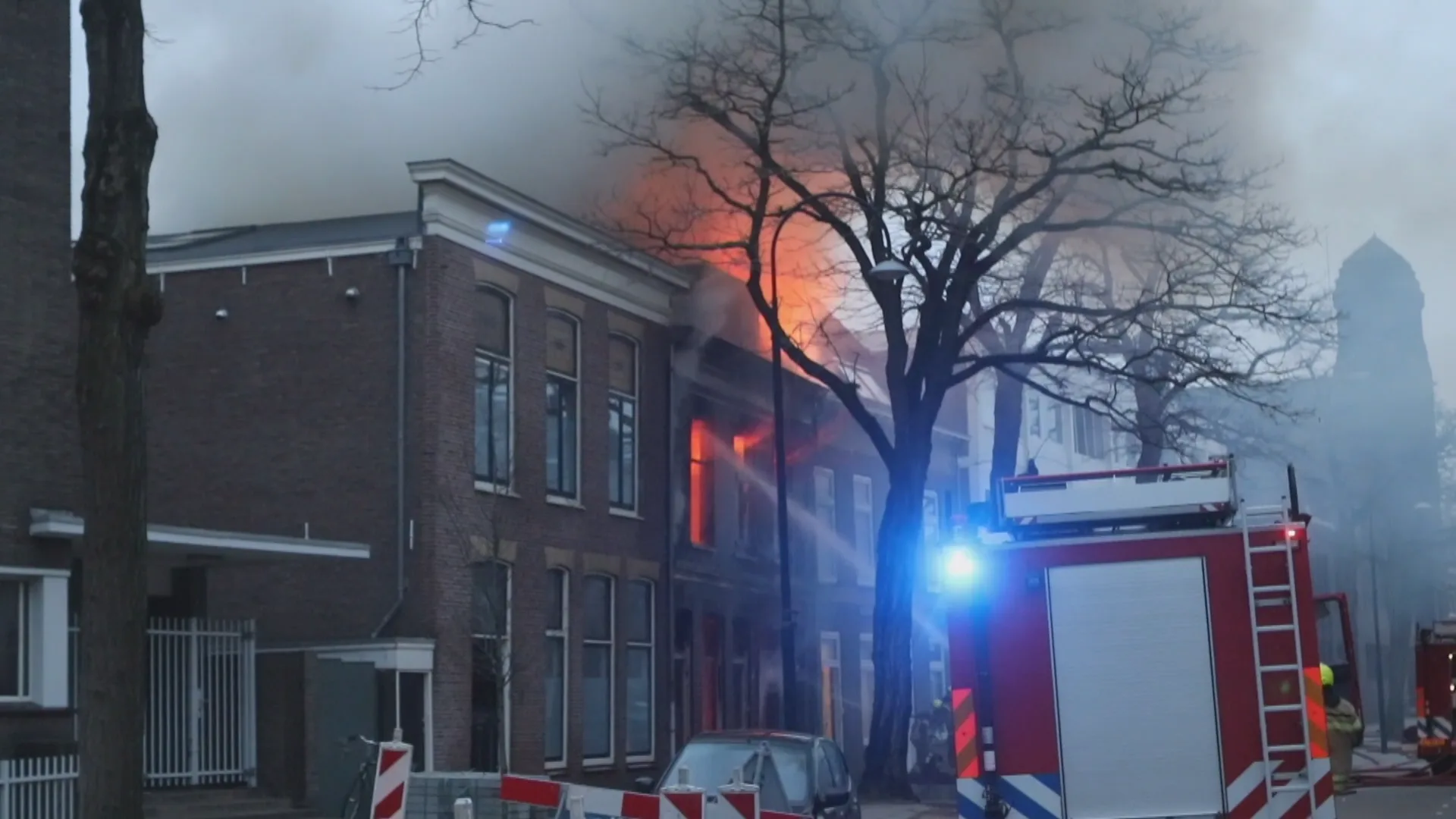 'Ramptoeristen' hinderen brandweer bij blussen van grote brand in centrum Dordrecht