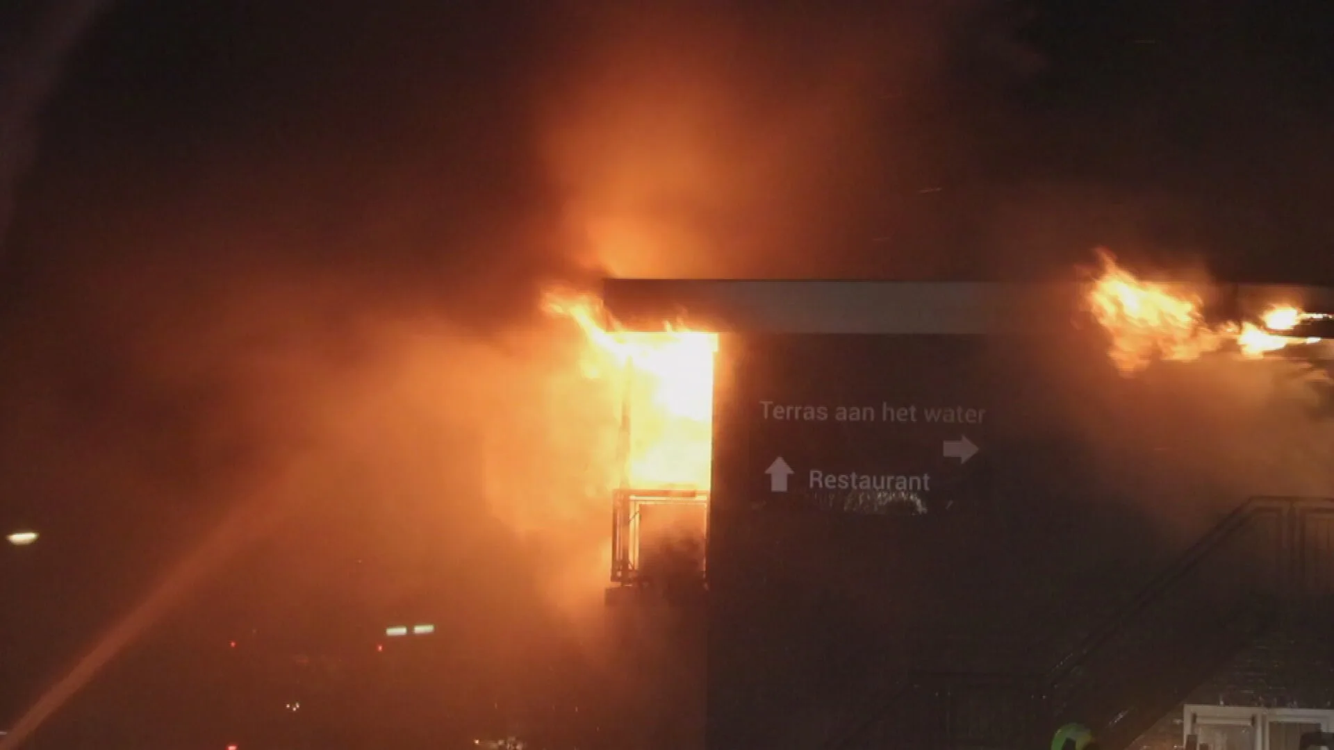 Brand verwoest appartementencomplex in Kaag: dertig mensen geëvacueerd, één persoon vermist