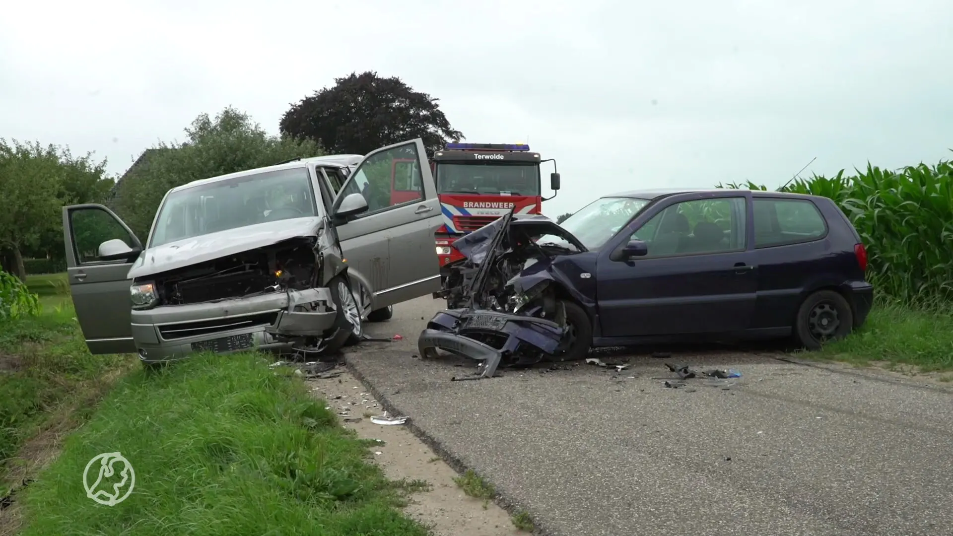 Vijf kinderen komen met de schrik vrij na frontale botsing