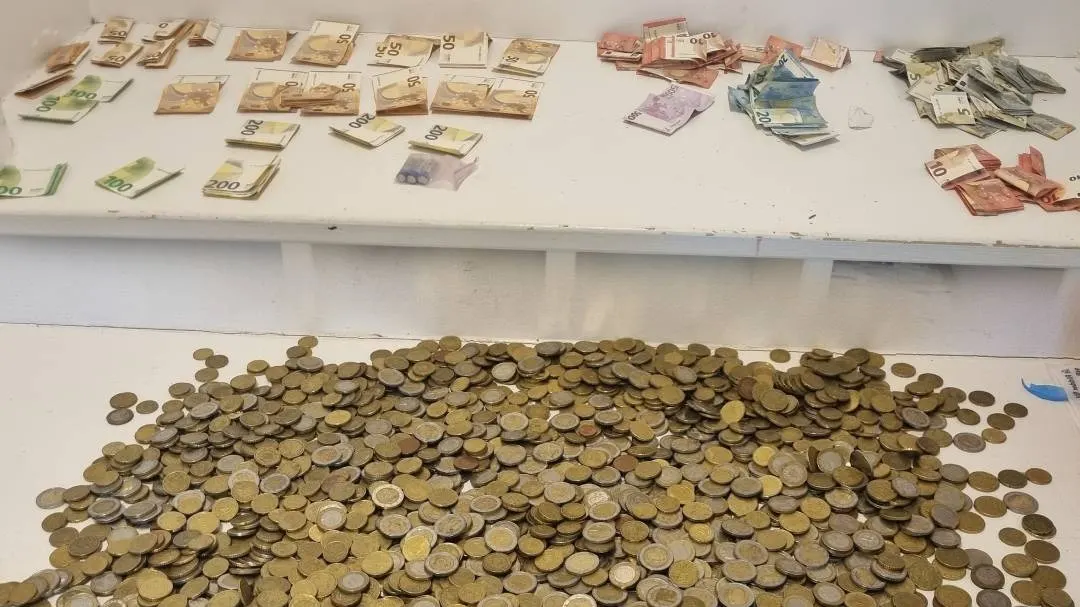 Dakloze plast dagelijks op straat, blijkt 13.000 euro bij zich te hebben