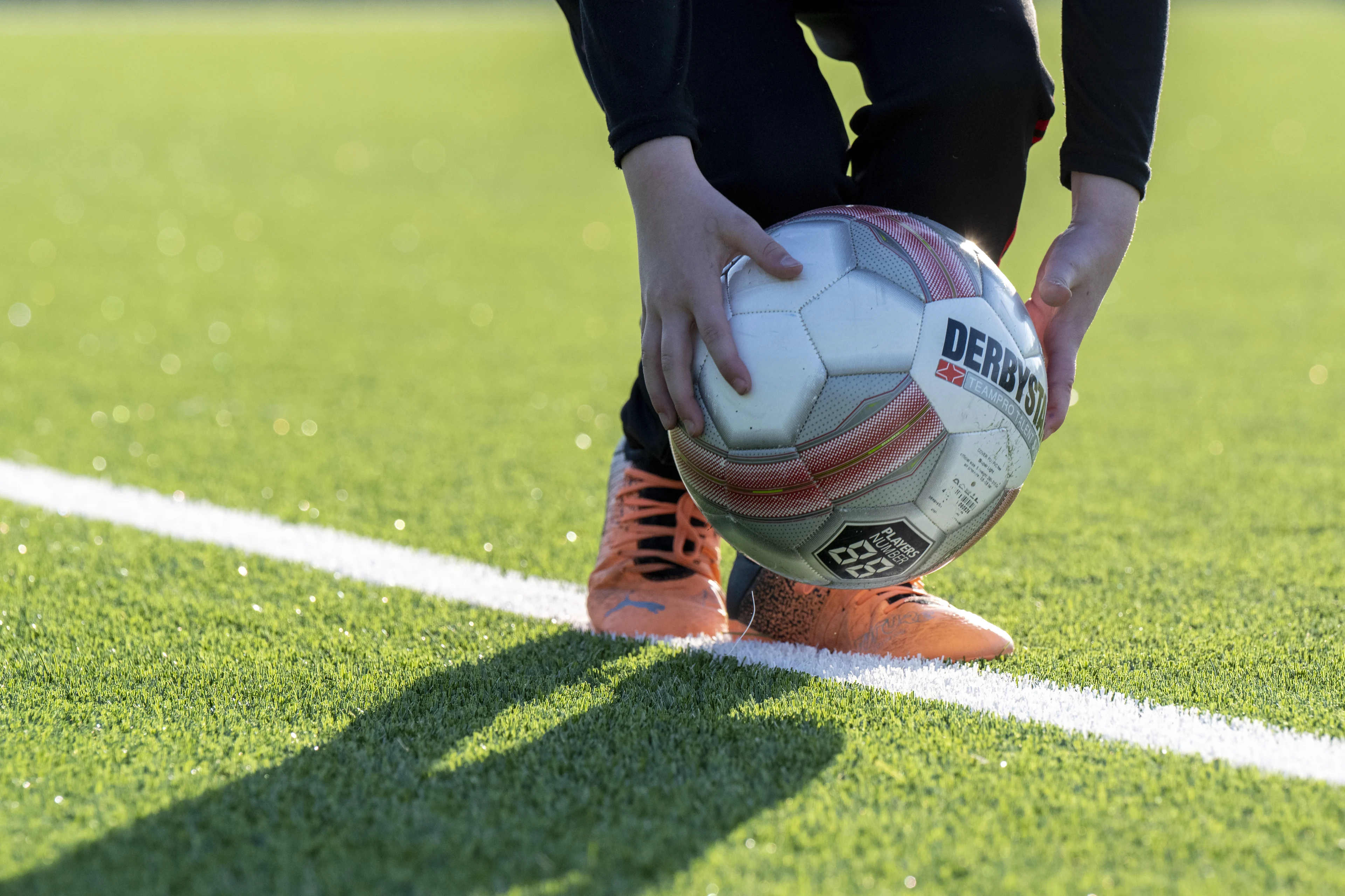 Jeugdtrainer voetbalclub op non-actief, zou naaktfoto's hebben gevraagd aan spelertjes