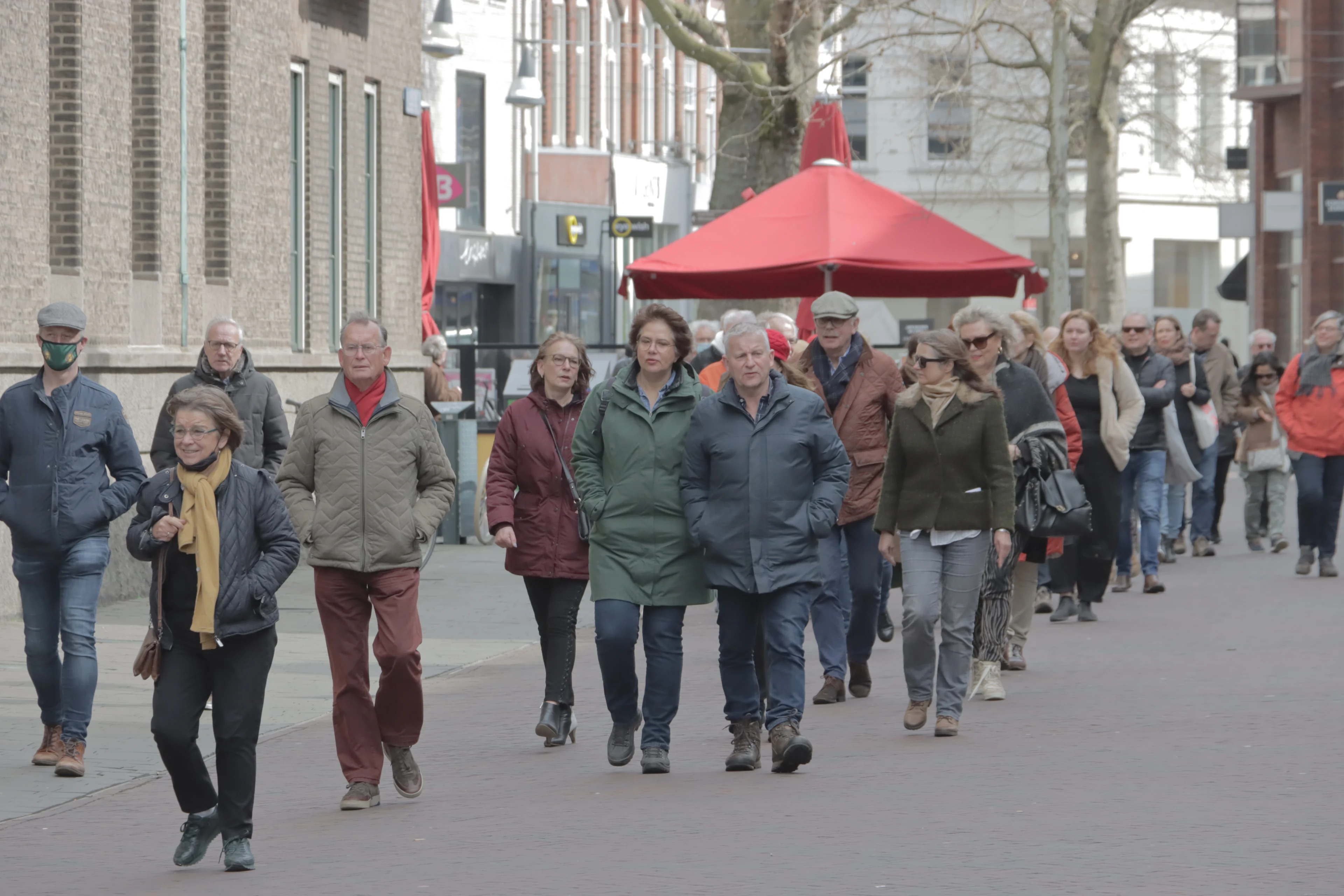 Tientallen mensen lopen stille mars voor Pieter Omtzigt: 'Híj is onze volksvertegenwoordiger'