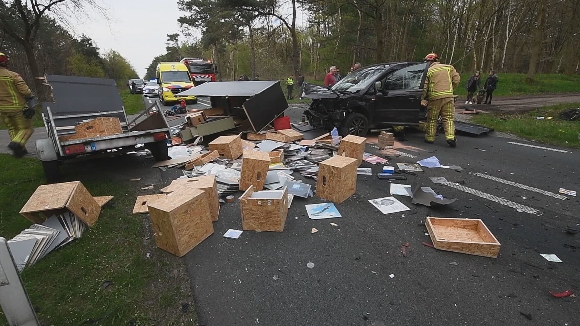 Drie auto's klappen op elkaar: één gewonde en overal vinylplaten op de weg