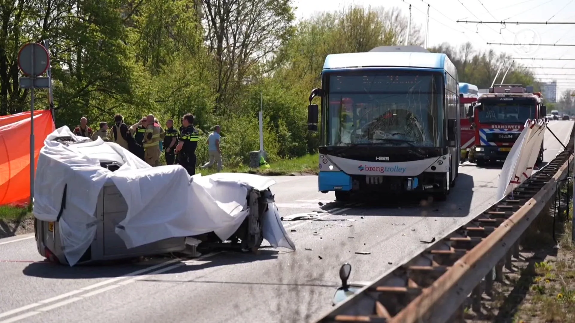 Lijnbus botst met brommobiel in Arnhem: bestuurder overleden 