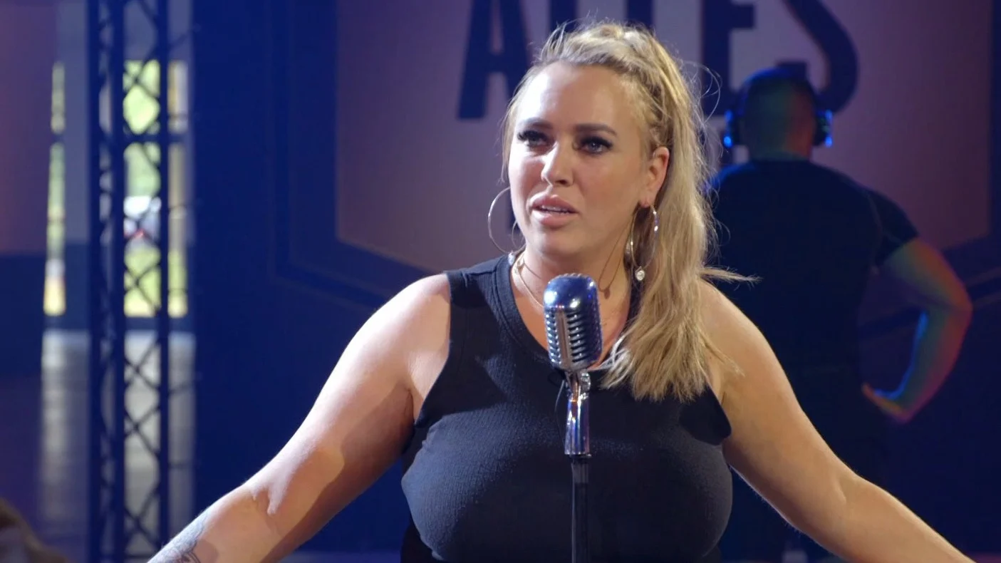 Maria boos als De Alleskunner kinderliedje afkeurt: 'Op het kamp zingen we het zo'