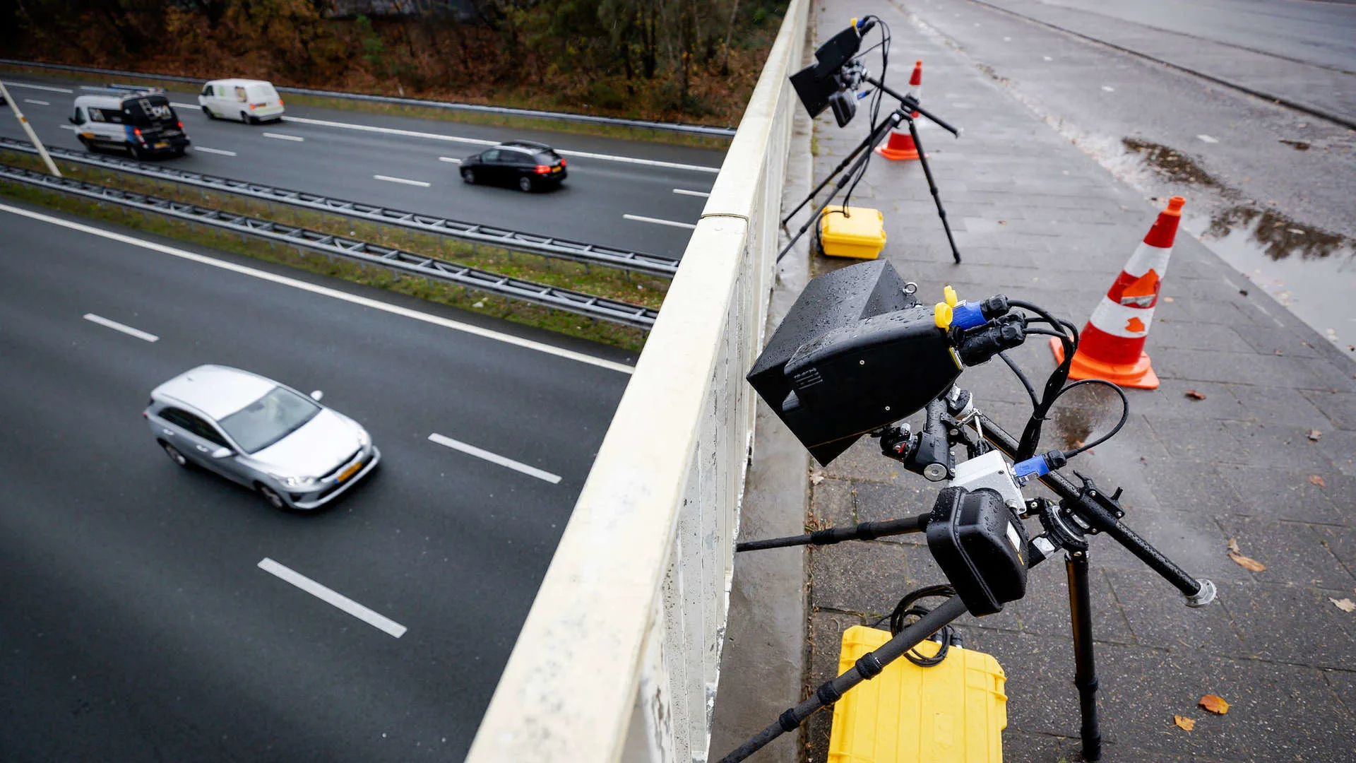 Honderden automobilisten die appen achter stuur ontlopen boete door verkeerd ingestelde camera