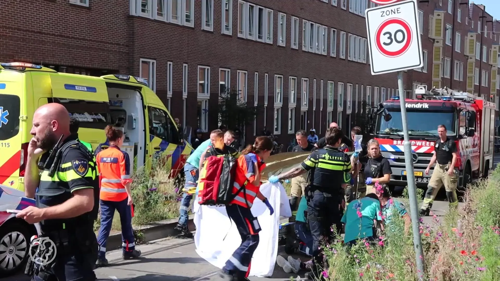 Minderjarige joyrider richt ravage aan in Amsterdam, vrouw ernstig gewond