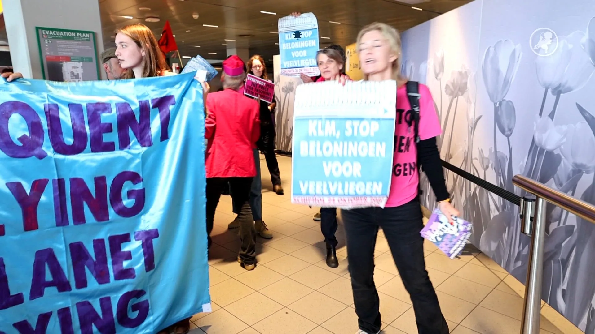 XR-demonstranten aangehouden in vertrekhal Schiphol
