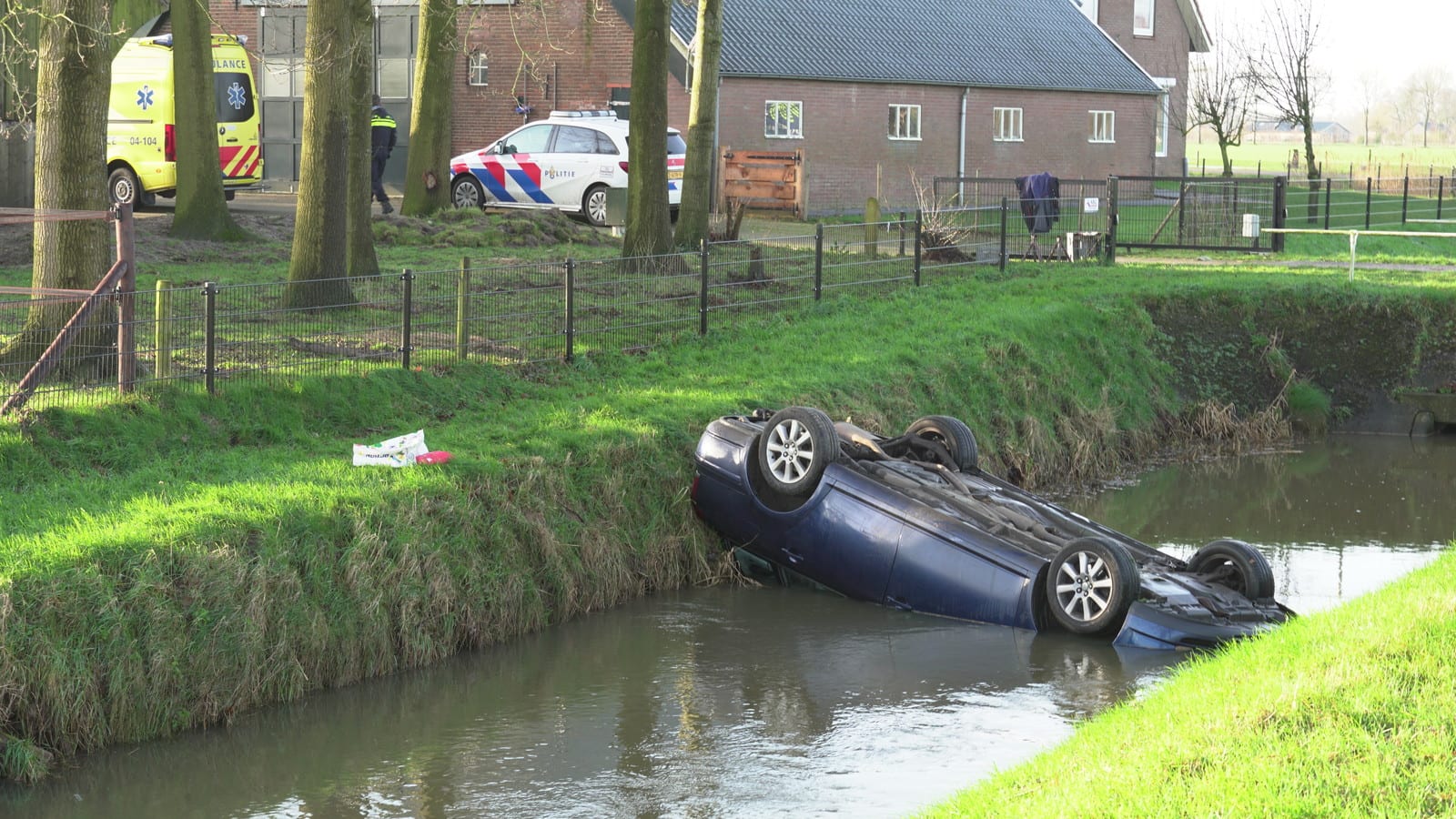 Hond en dappere vuilnismannen redden man uit zinkende auto in Olst