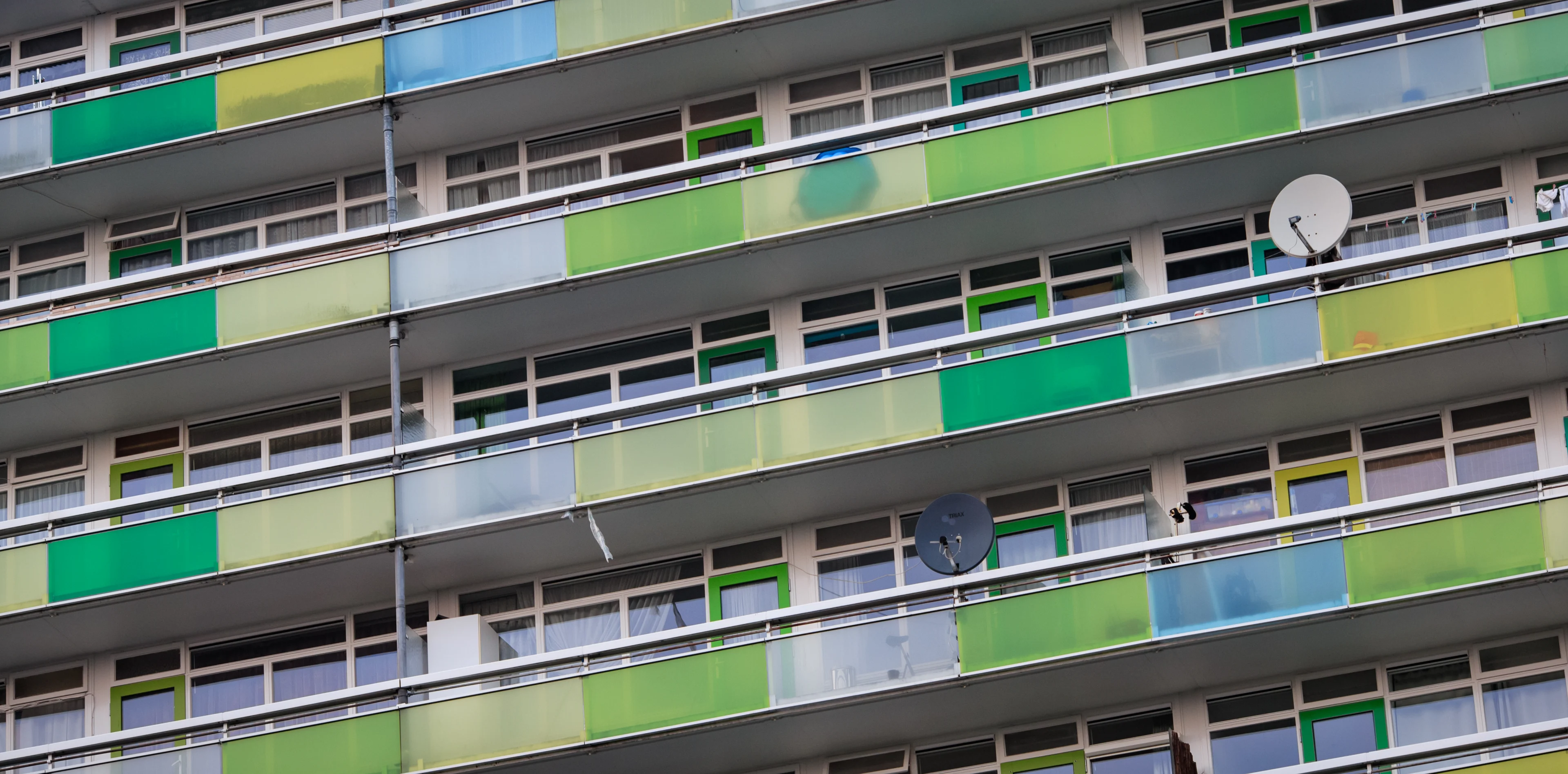 Bewoners grootste flat van Nederland gewaarschuwd: balkons onveilig