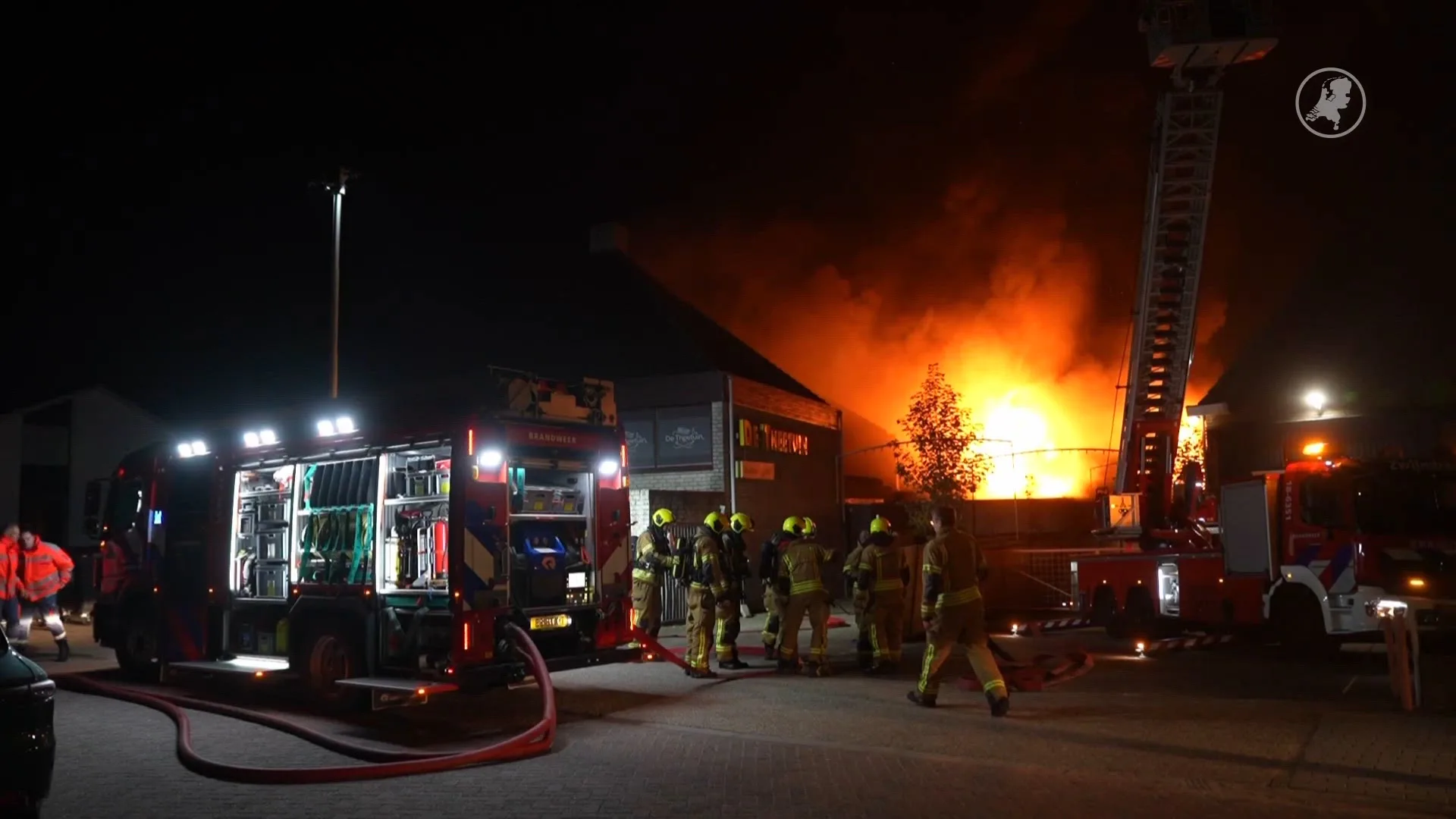 Grote brand verwoest restaurant en partycentrum in Ridderkerk, woningen ontruimd