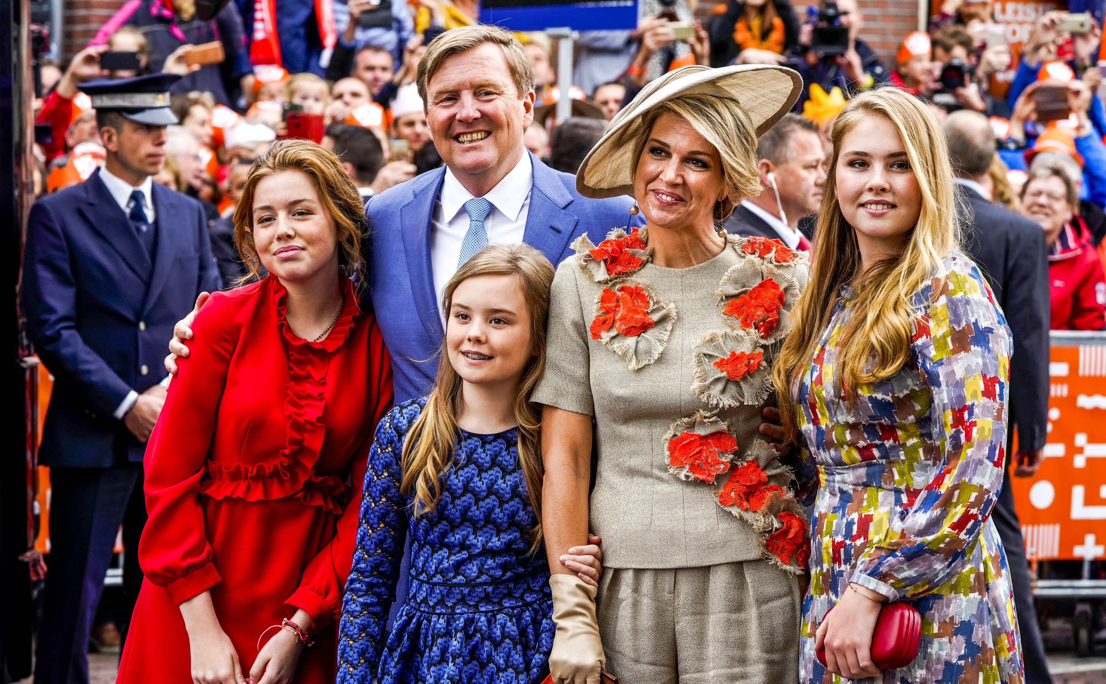 Koning Willem-Alexander wandelt op zijn verjaardag door centrum van Maastricht