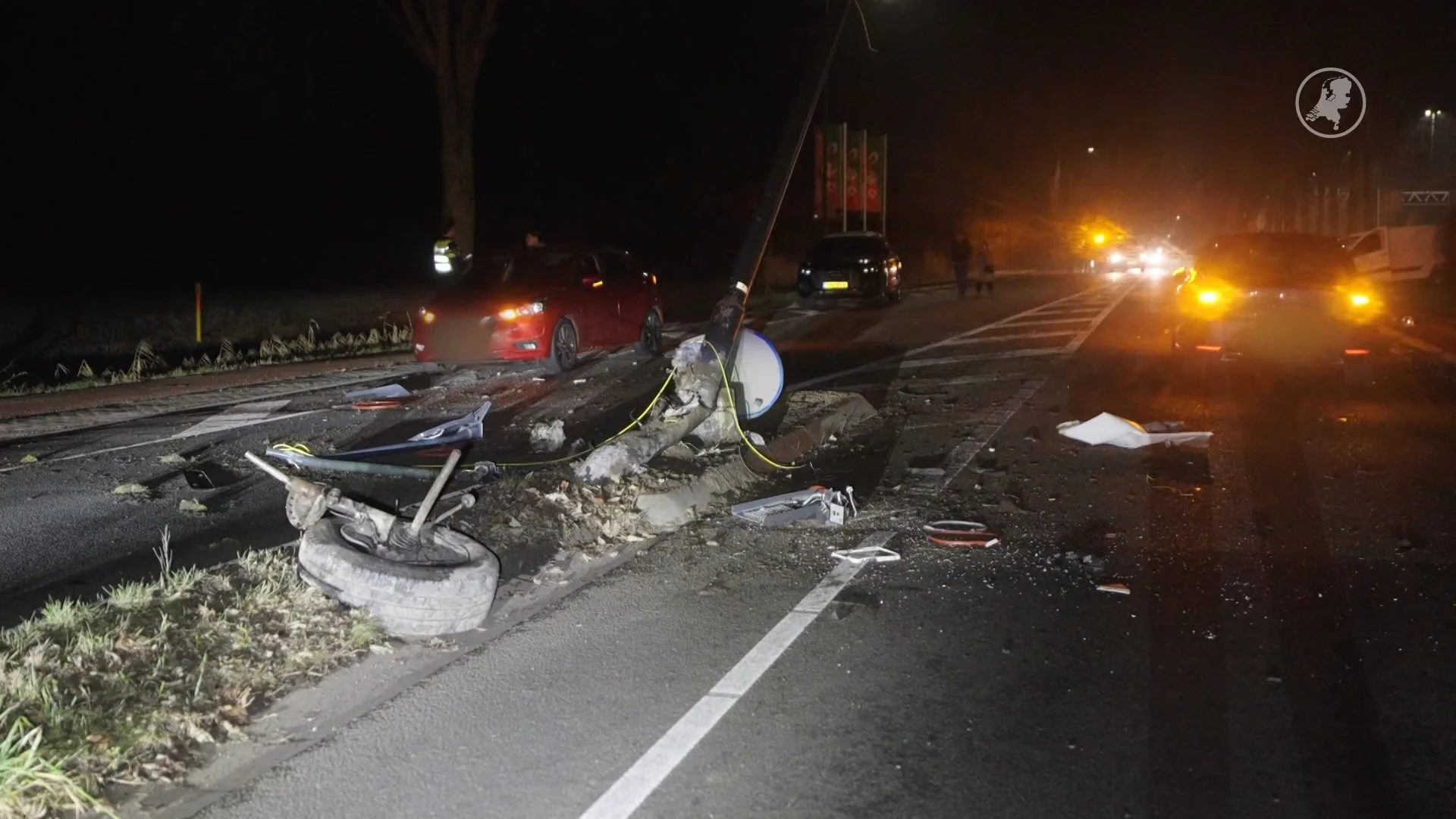 Spoor van vernieling na wilde crash op Kreeksluisweg in Oosterhout