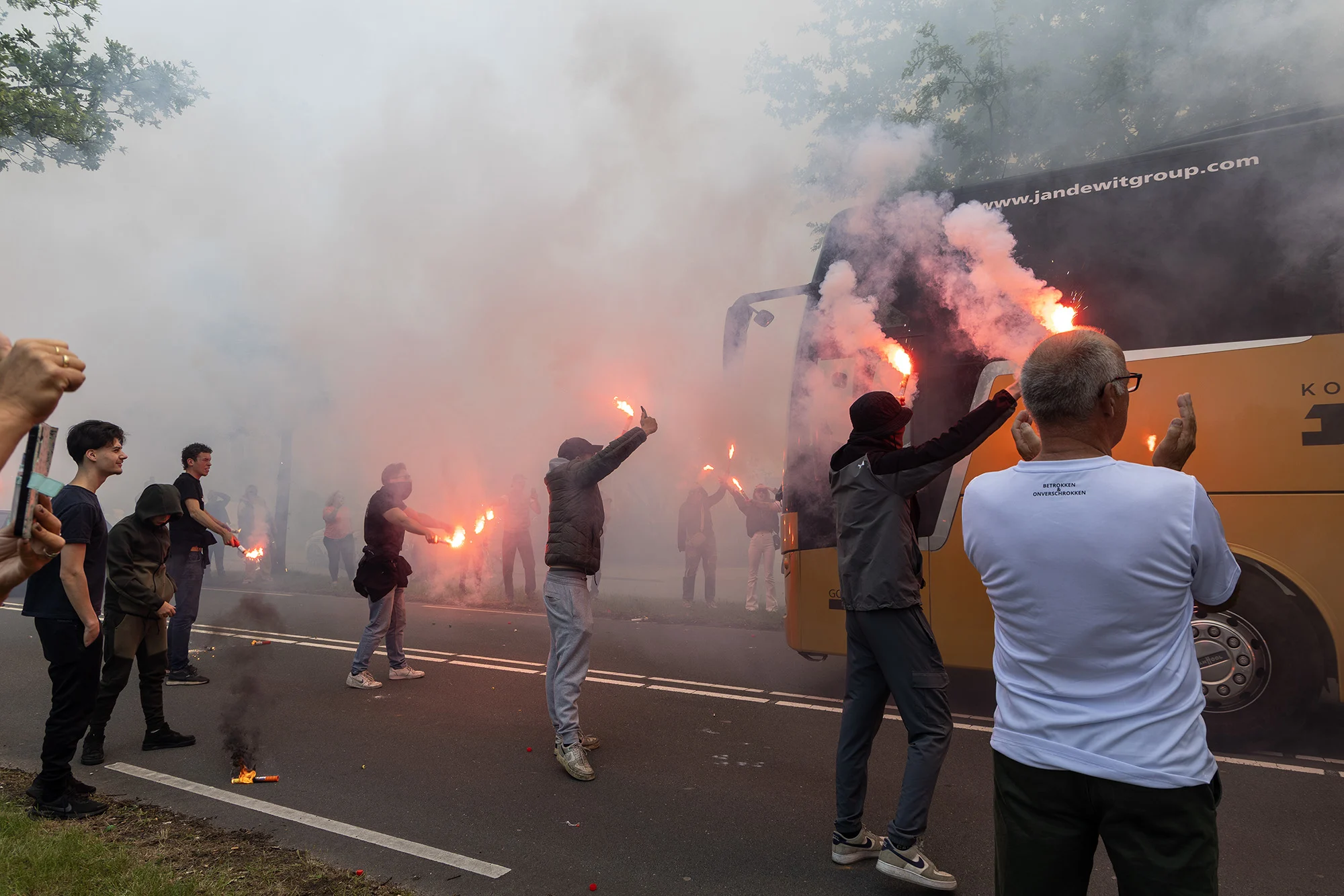 Fans zwaaien spelersbus Telstar uit voor promotiewedstrijd tegen Willem II
