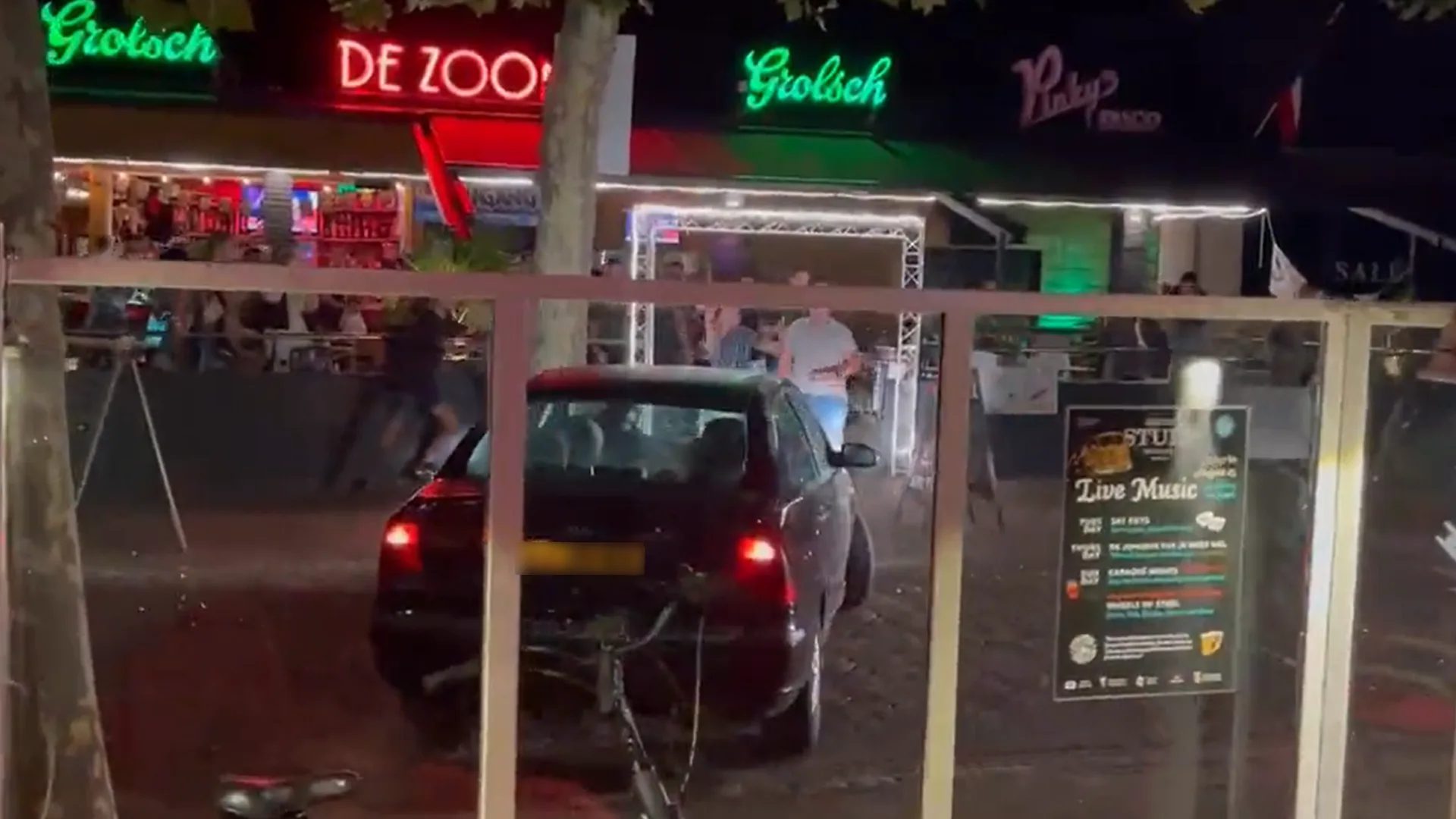 Bizarre beelden: man rijdt twee keer in op vol terras Renesse vanwege ruzie