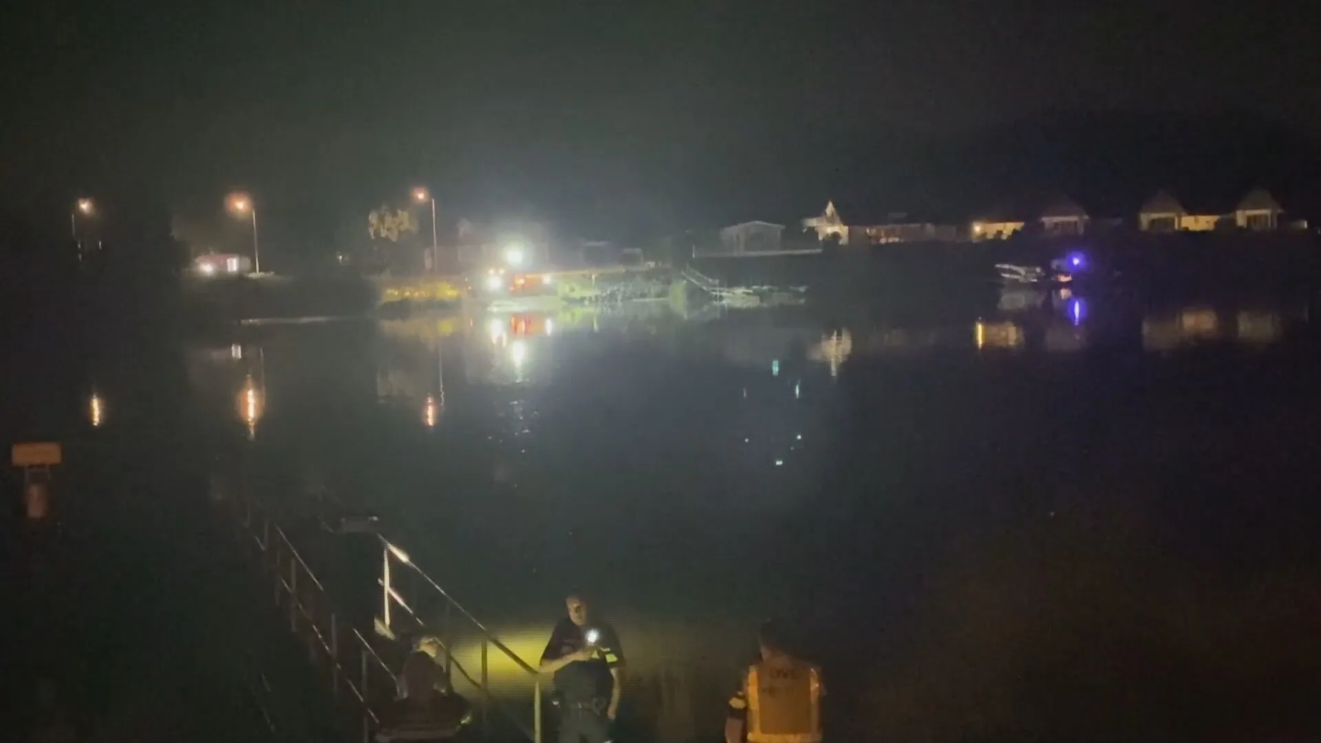 Zwemtocht in de Maas loopt bijna fataal af: man na anderhalf uur uit koude water gered