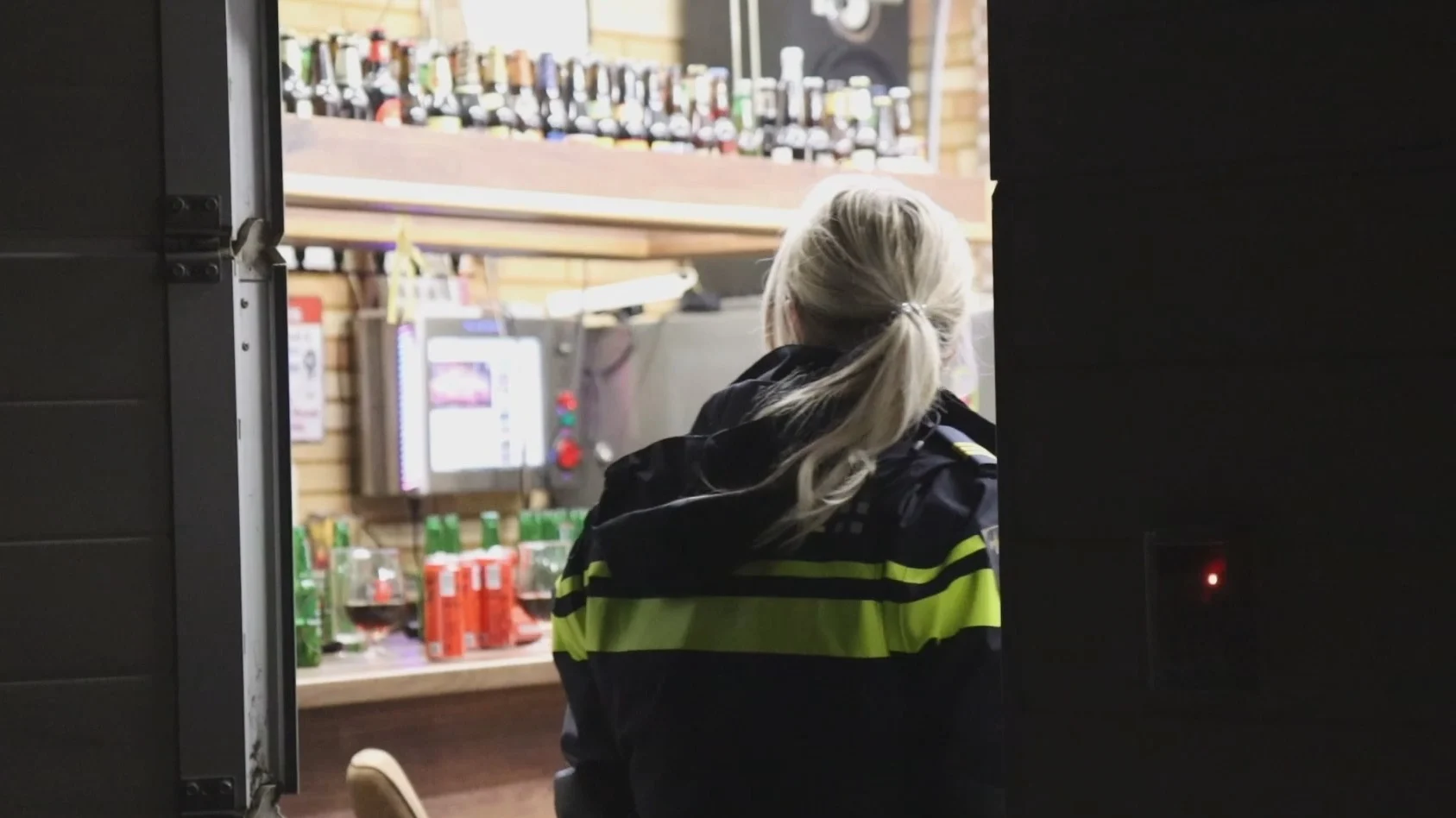 Feestgangers nemen agent in nekklem bij bezoek na melding geluidsoverlast