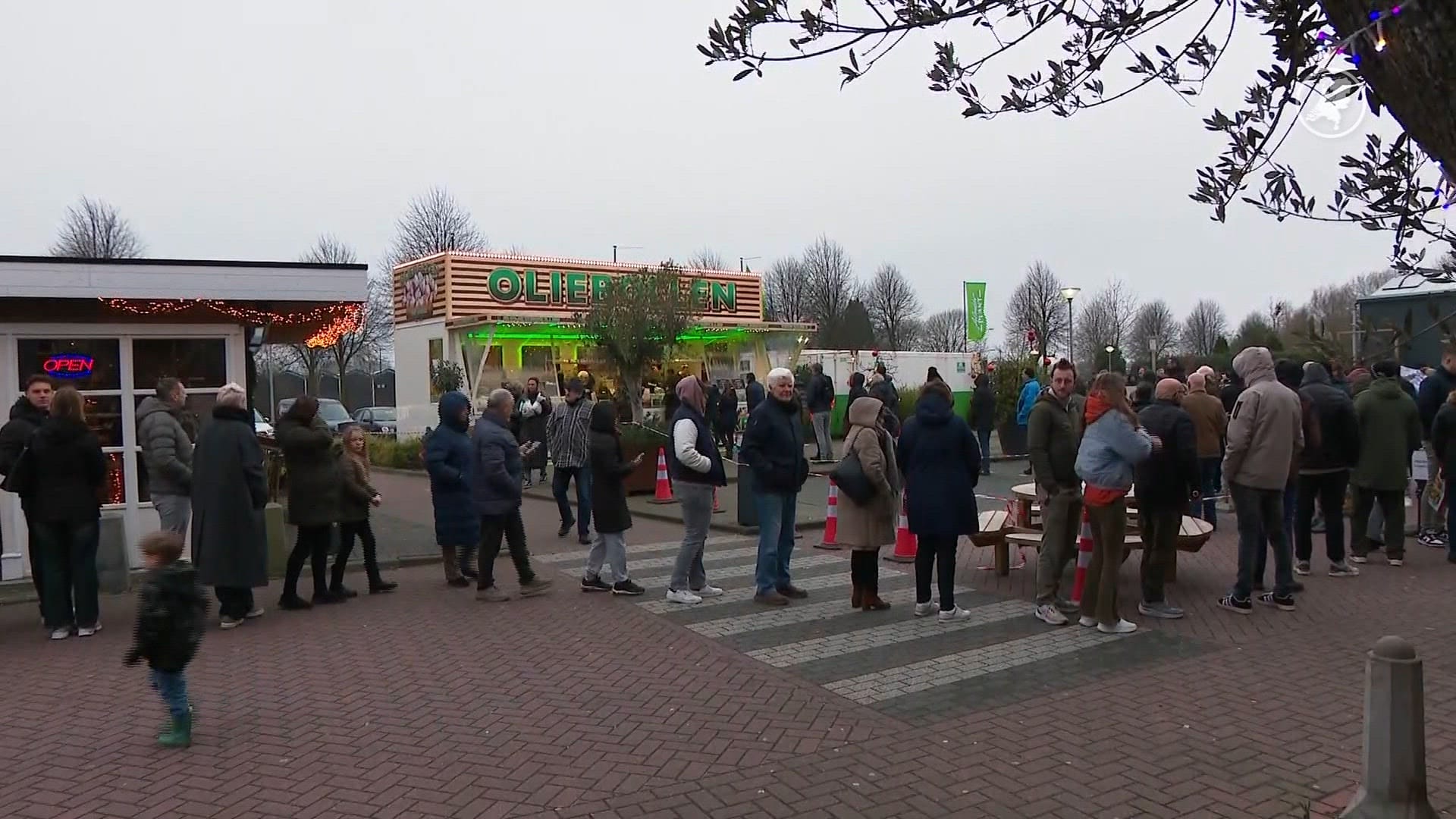 ZIEN: Enorme drukte bij gebakkramen en vuurwerkwinkels