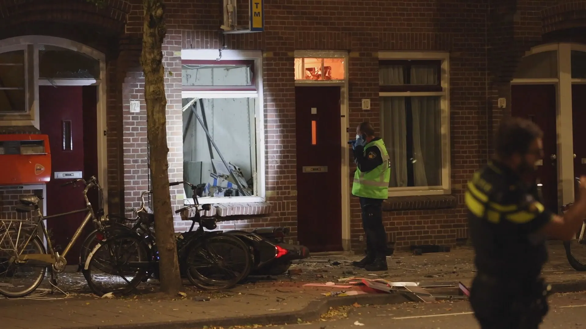 Flinke ravage bij plofkraak op geldautomaat in Amsterdam-Noord