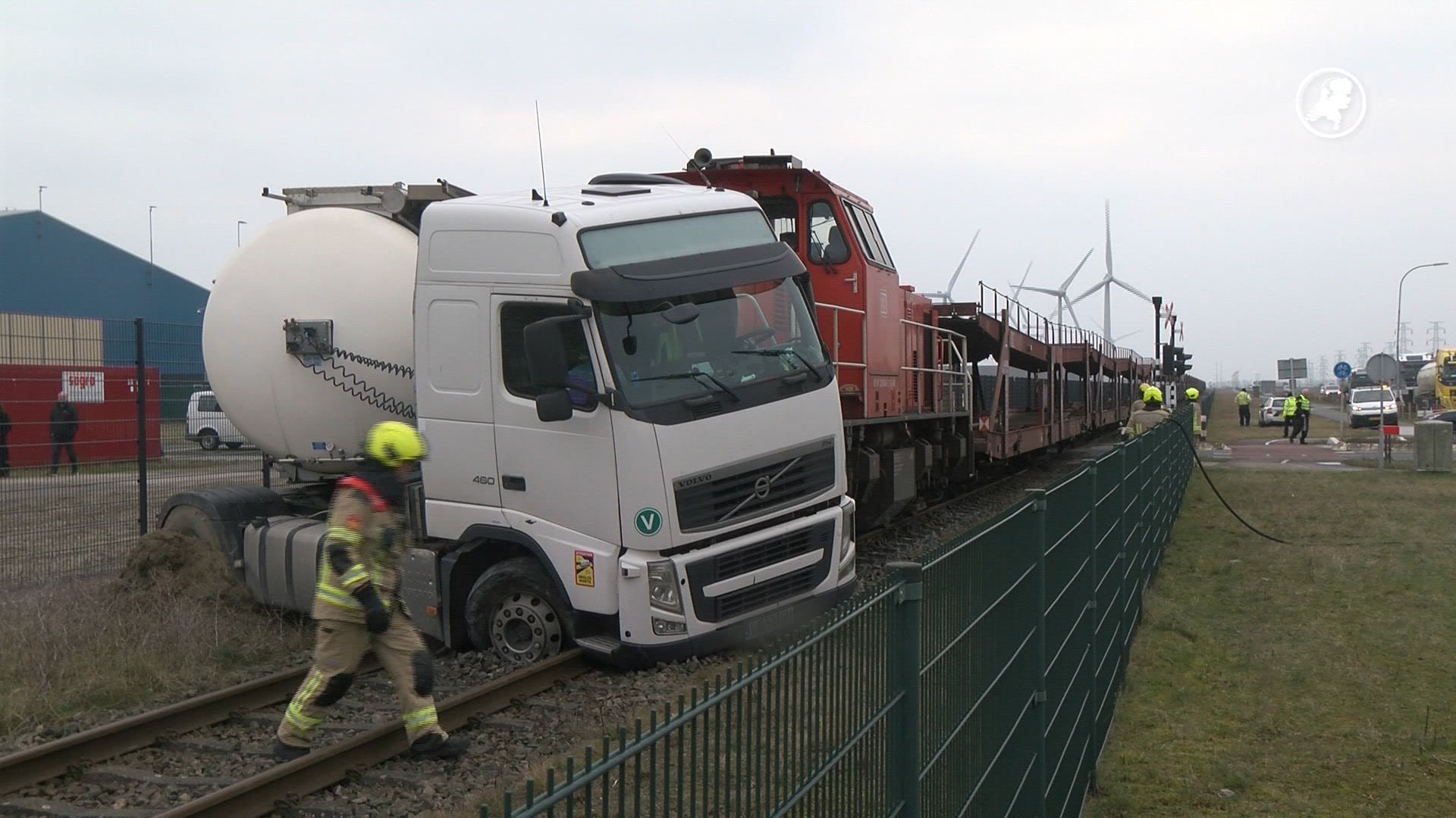 Vrachtwagenchauffeur gewond bij botsing met trein