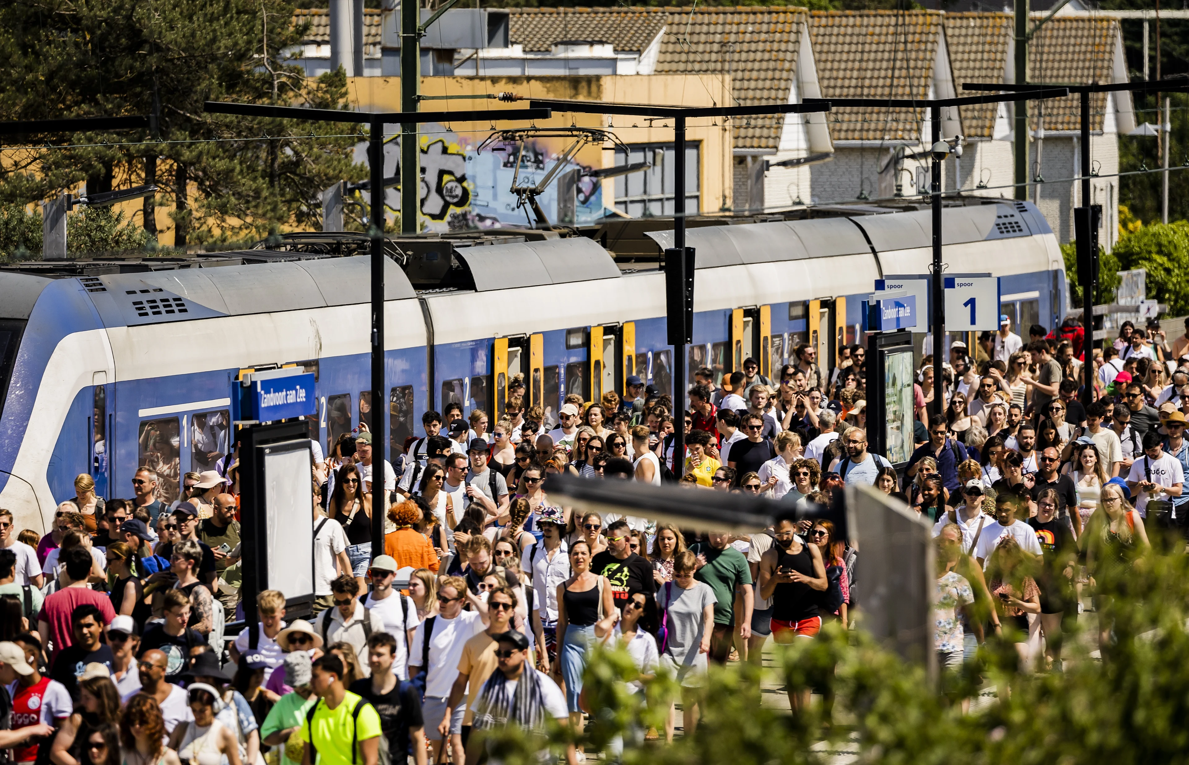 Drukte op station Zandvoort bij start Dutch Grand Prix-weekend