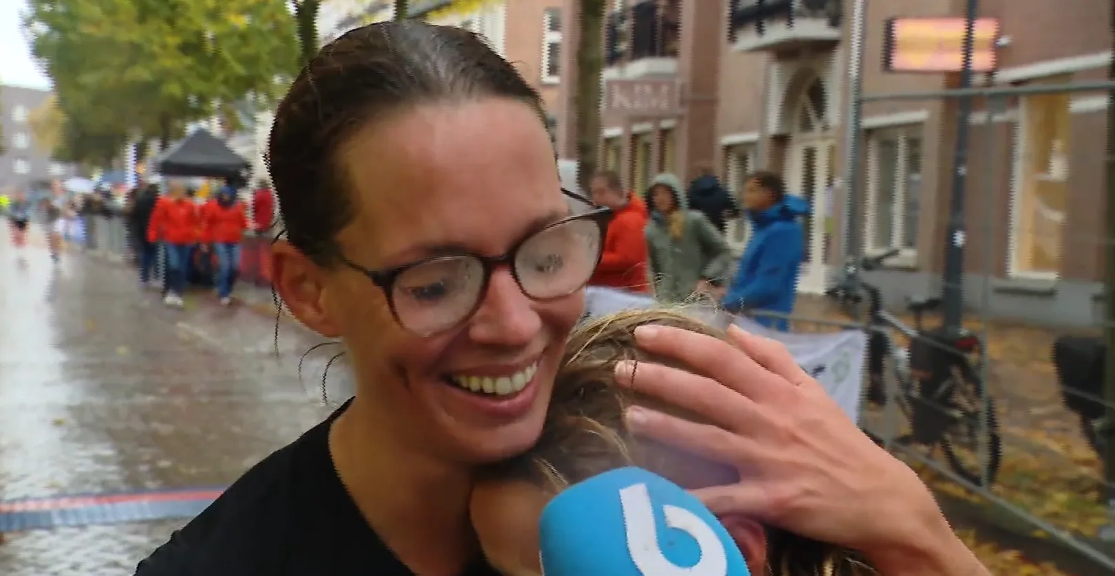 Sanne rent 5 marathons in 5 weken: 'Om dorpsgenoten aan het sporten te krijgen'