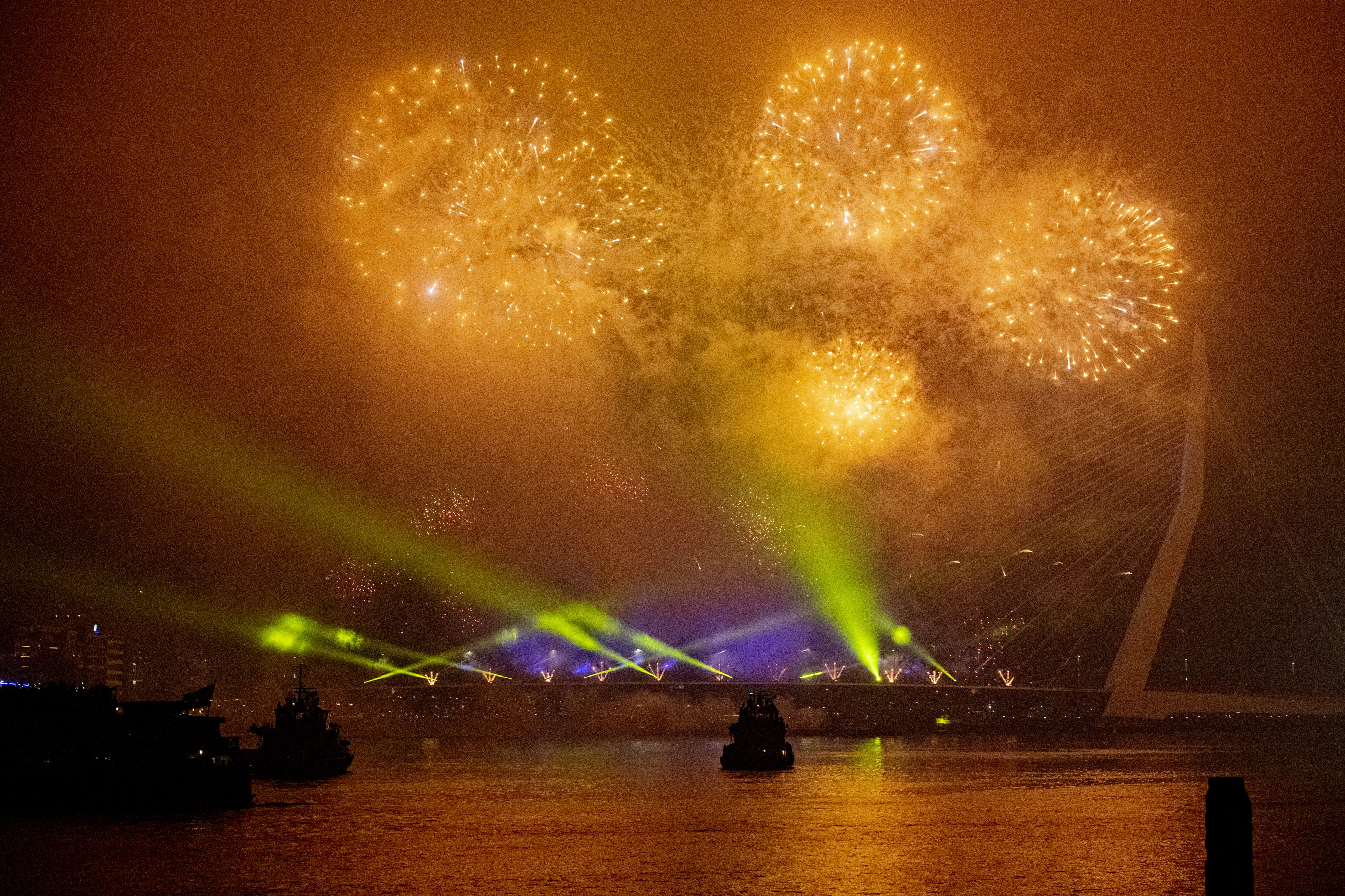 Vuurwerkfederatie steekt legaal en illegaal knalvuurwerk af tijdens demonstratie