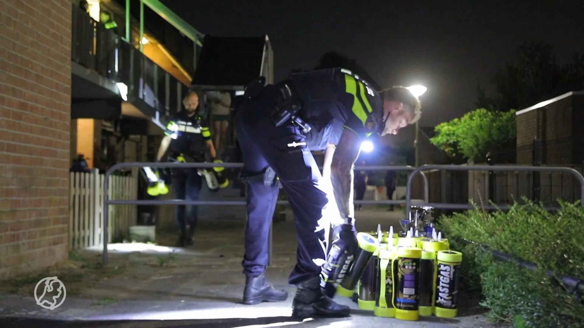 Politie ontdekt ruim 400 lachgastanks in woning van vrouw (25) in Spijkenisse 