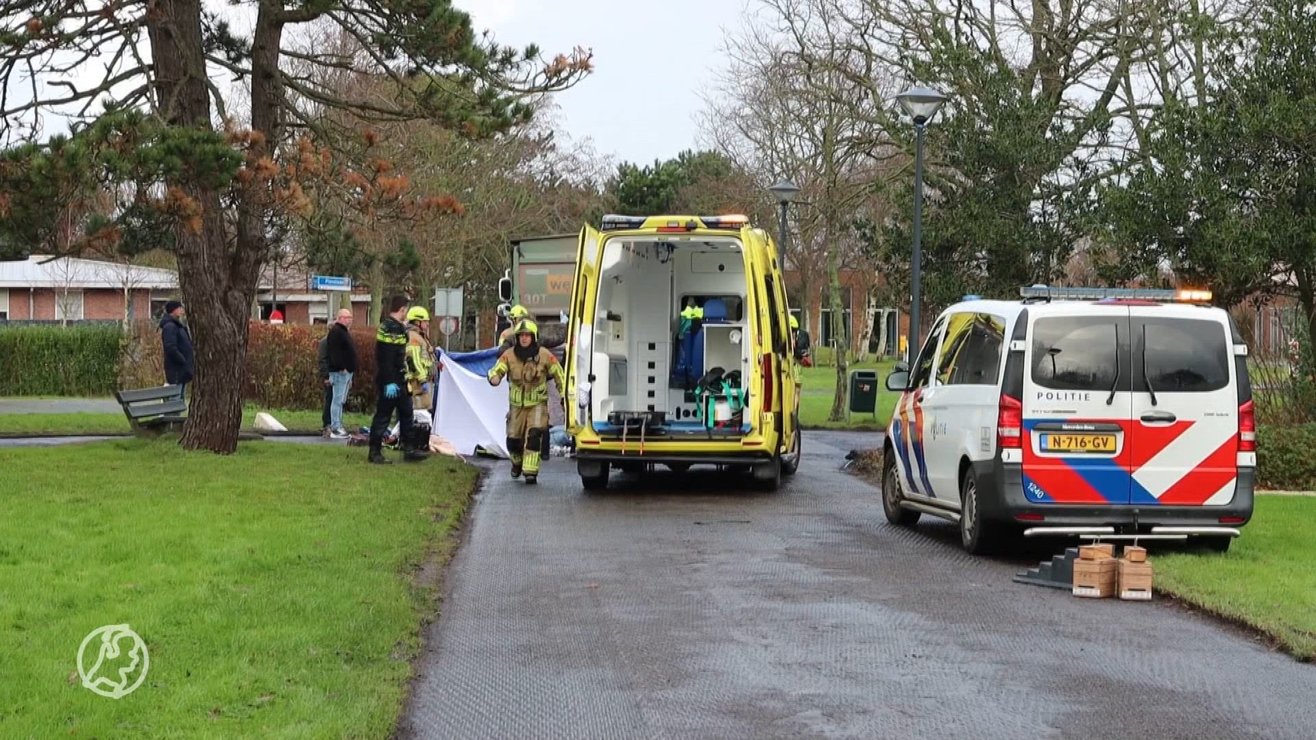 Loodzware kiepwagen rijdt over voet van vrouw op woonzorgpark