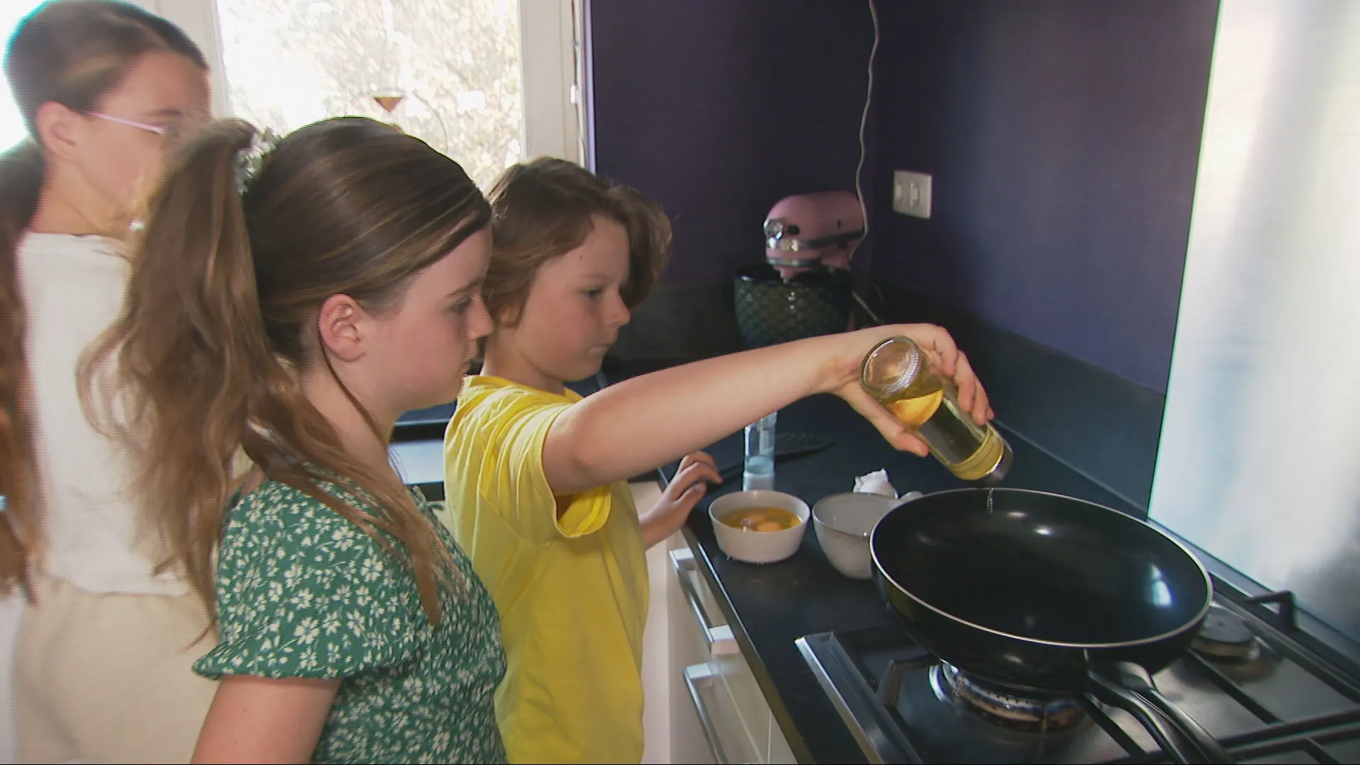 Ashley (30) krijgt Moederdag-ontbijt van haar 7 (!) kinderen 