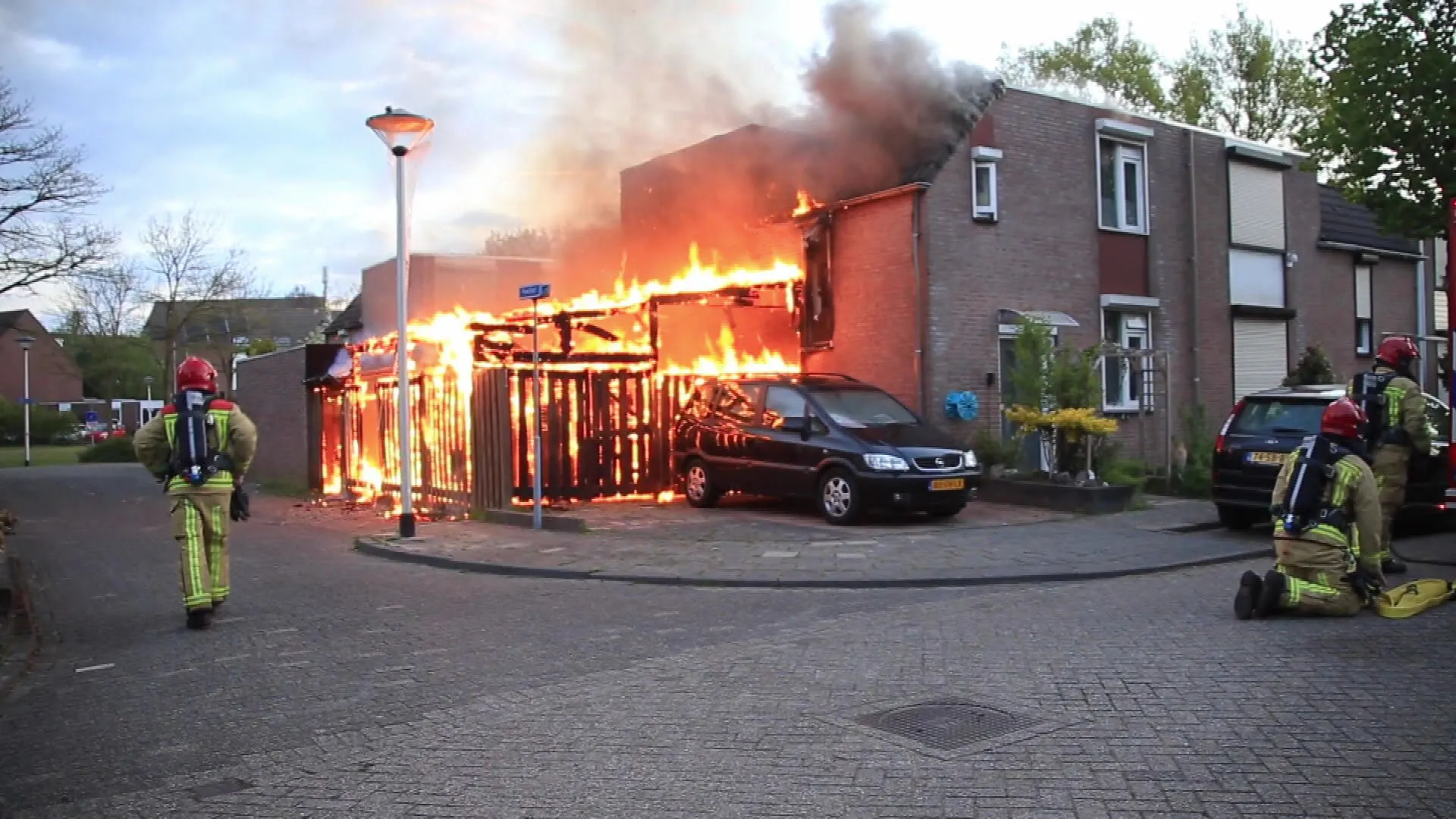 Derde brand binnen week in Helmondse wijk: schuur gaat in vlammen op