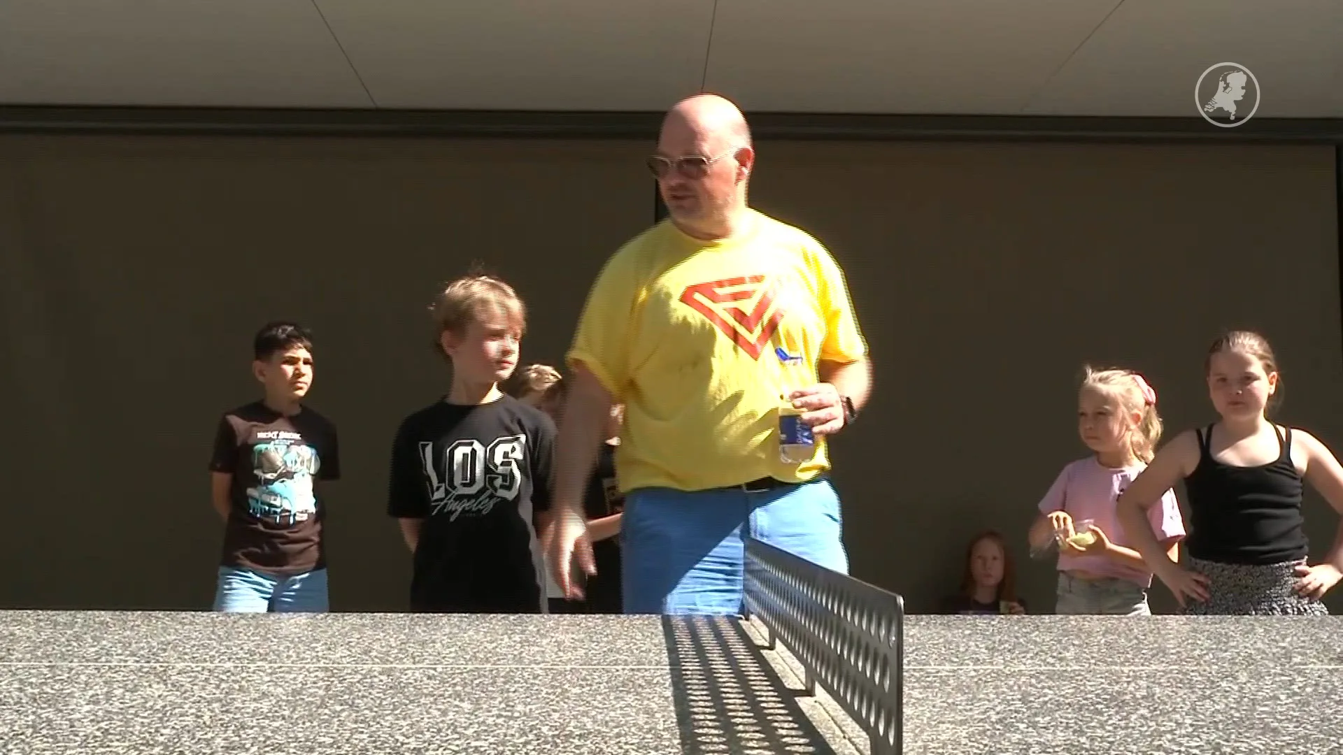 Luizenmoeder is nu luizenpluizer, maar vader nog steeds minder aanwezig op schoolplein