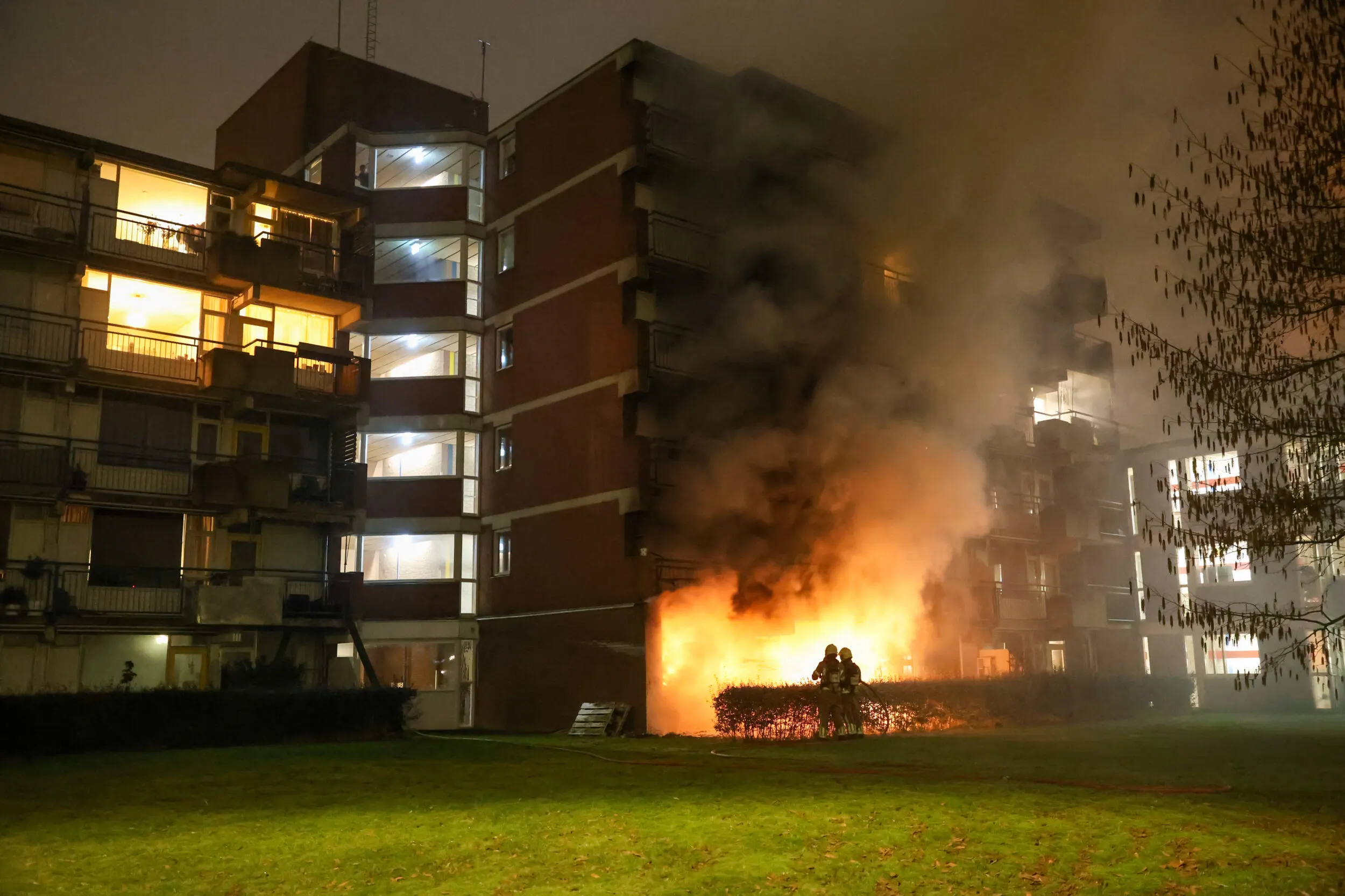 Grote brand in flat Leeuwarden, bewoners geëvacueerd