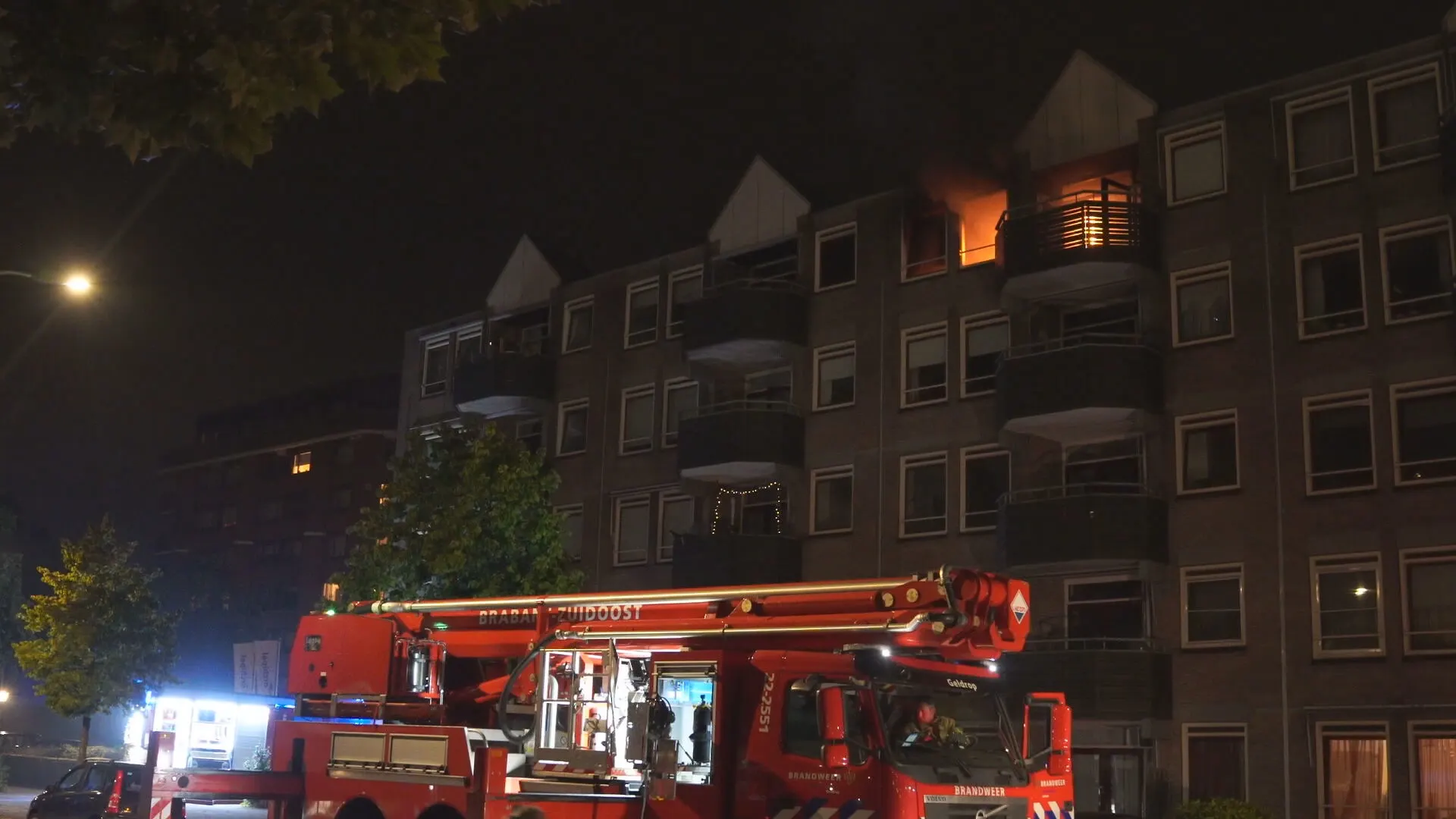 Grote uitslaande brand op vijfde etage van flat Eindhoven