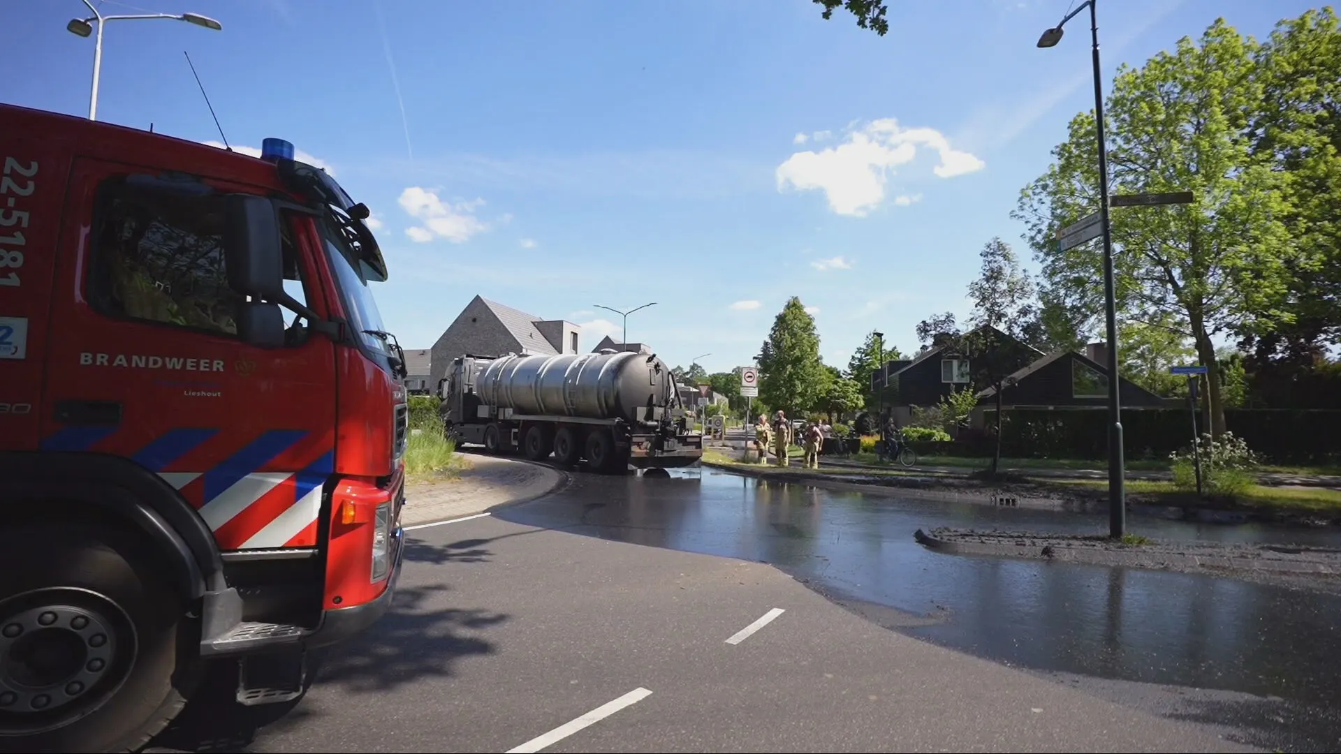 Tankwagen met mest knalt uit elkaar: straat zwart van de drab