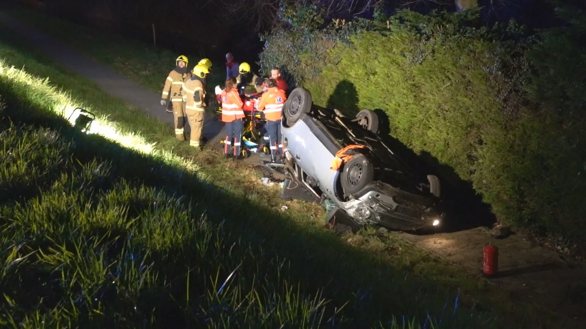 Auto rijdt van dijk en slaat meerdere keren over de kop, vier gewonden