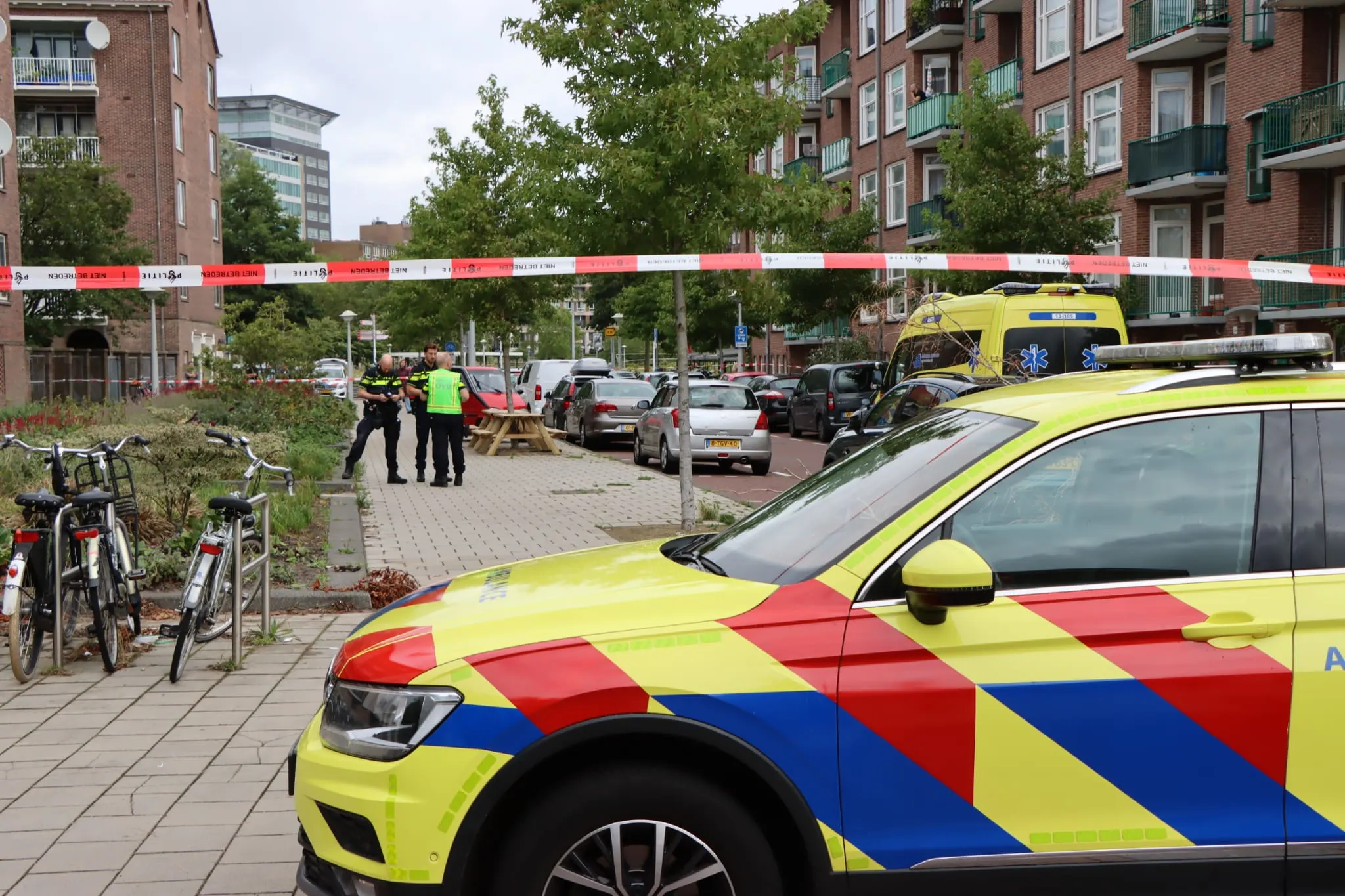 Twee mensen ernstig gewond bij steekincident Amsterdam: 'Man stond met mes op balkon'