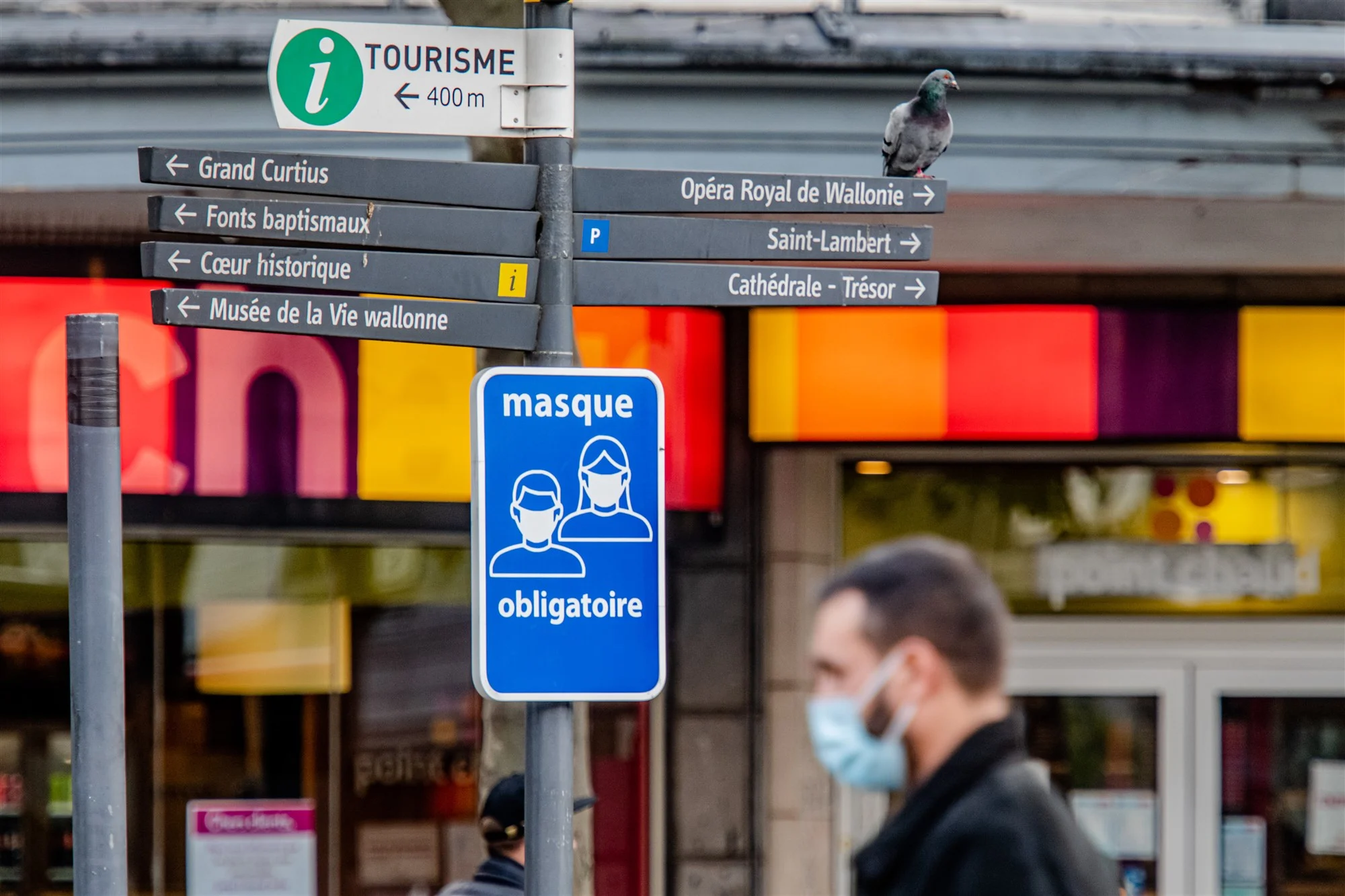 België verwelkomt Nederlanders in winkelsteden, Grapperhaus waarschuwt: 'Geef virus geen lift'