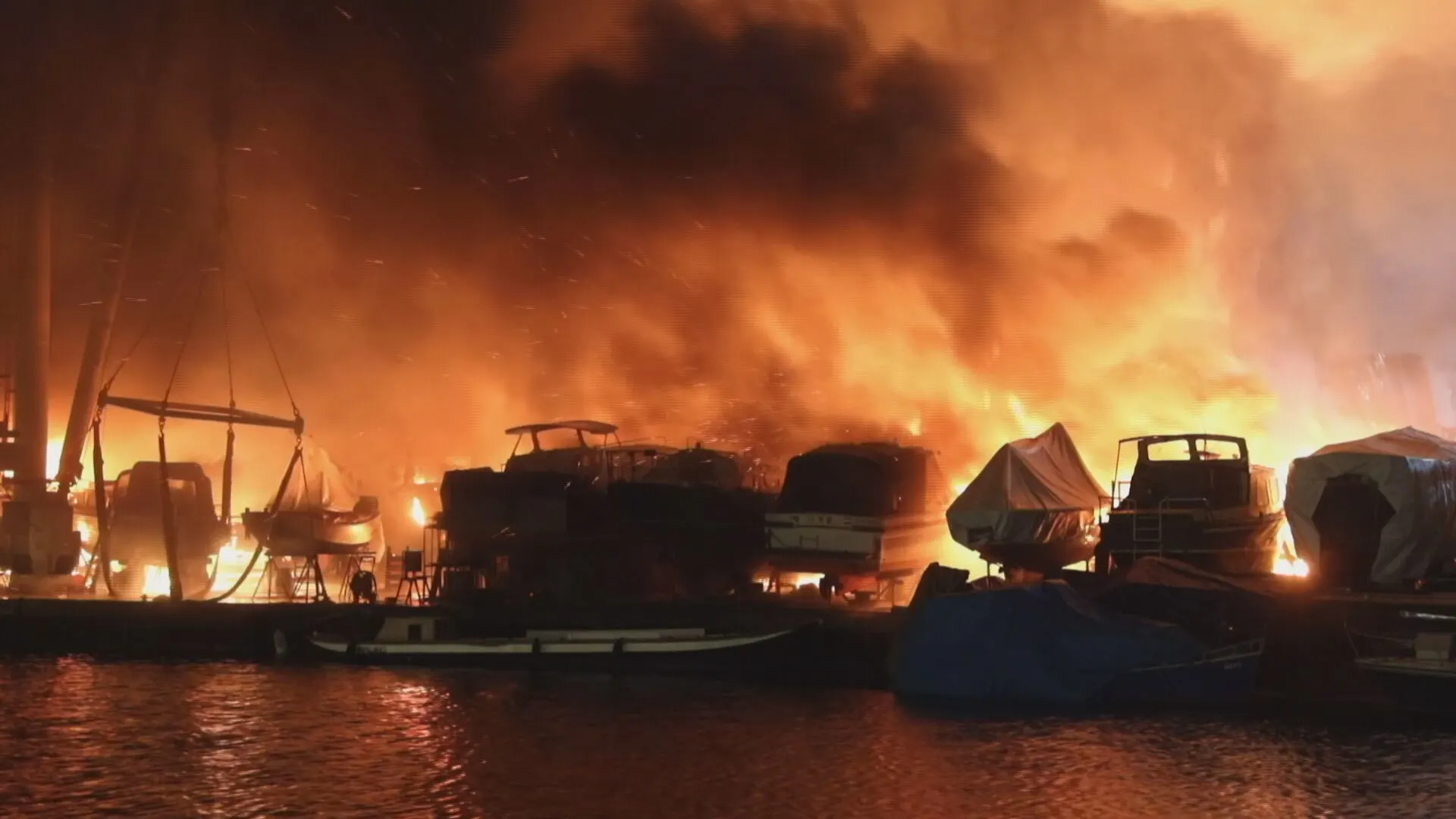 Honderd plezierjachten in de as door inferno bij Haagse jachtwerf