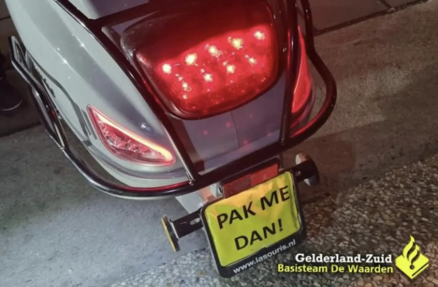 Scooterrijder met 'creatief' kenteken krijgt precies waar hij om vraagt