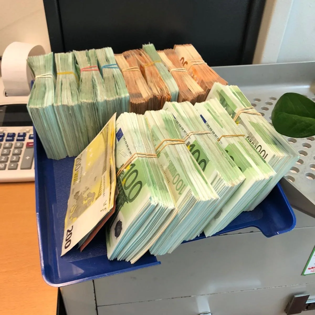 Politie vindt bijna 2,4 miljoen euro aan cash in Amsterdamse woning