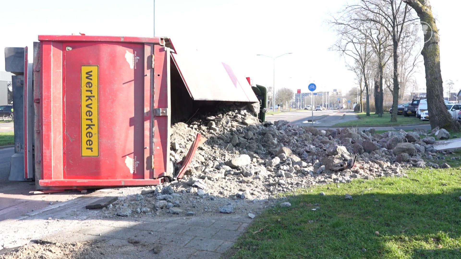 Vrachtwagen gekanteld in Alkmaar, Edisonweg dicht