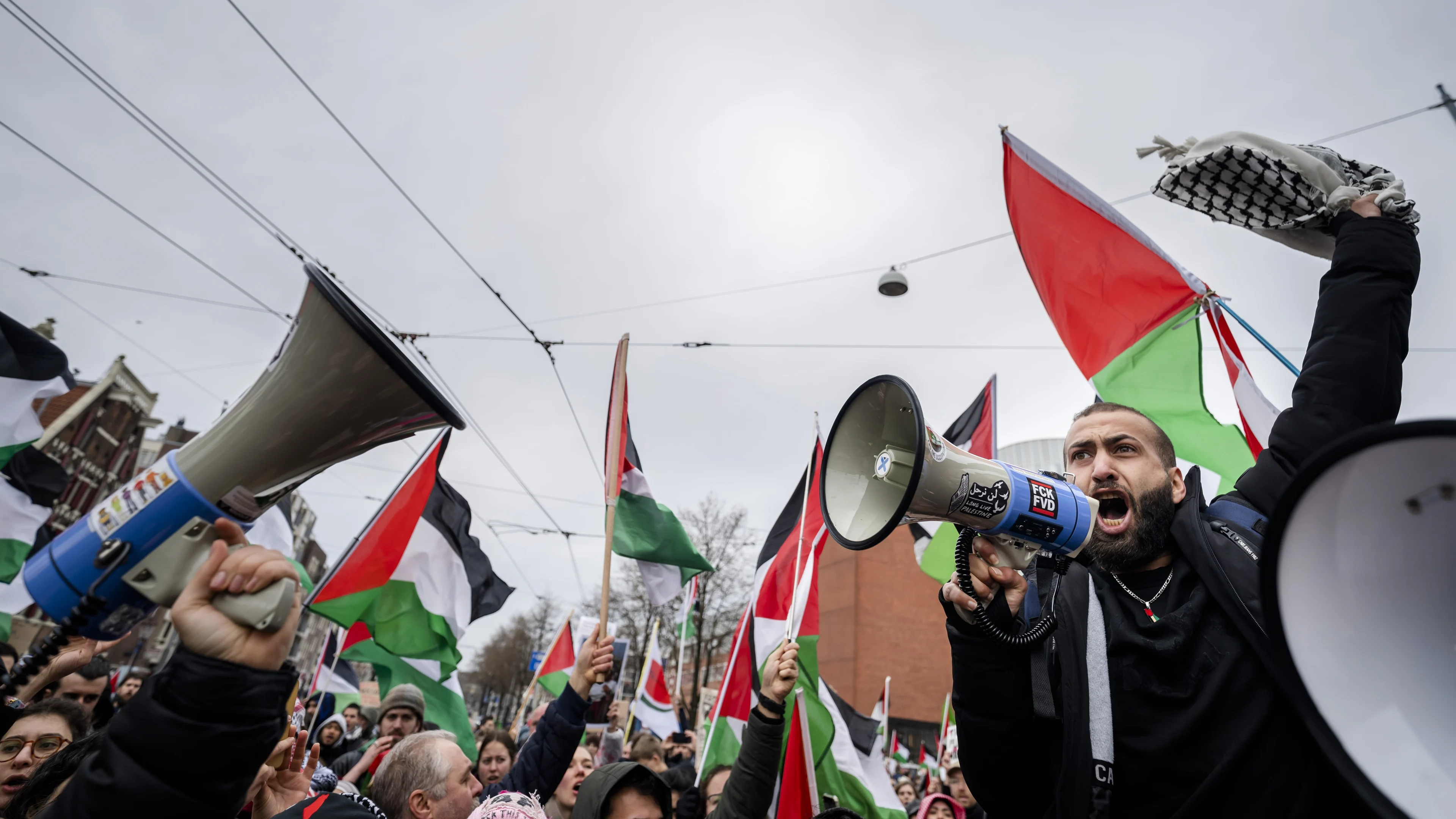 Koning uitgefloten, ME grijpt in bij demonstratie