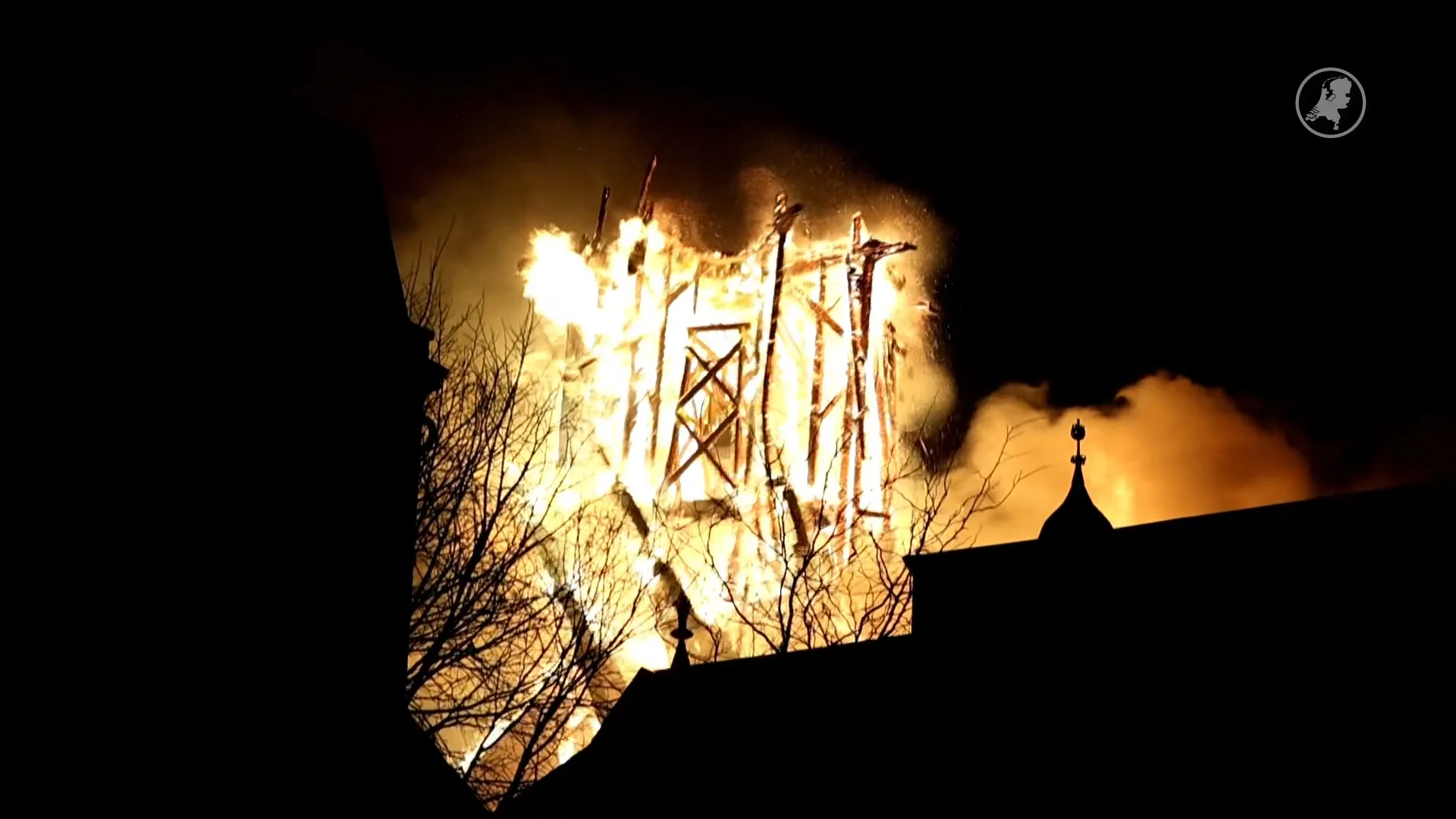 ZIEN: Toren Vondelkerk in Amsterdam stort in