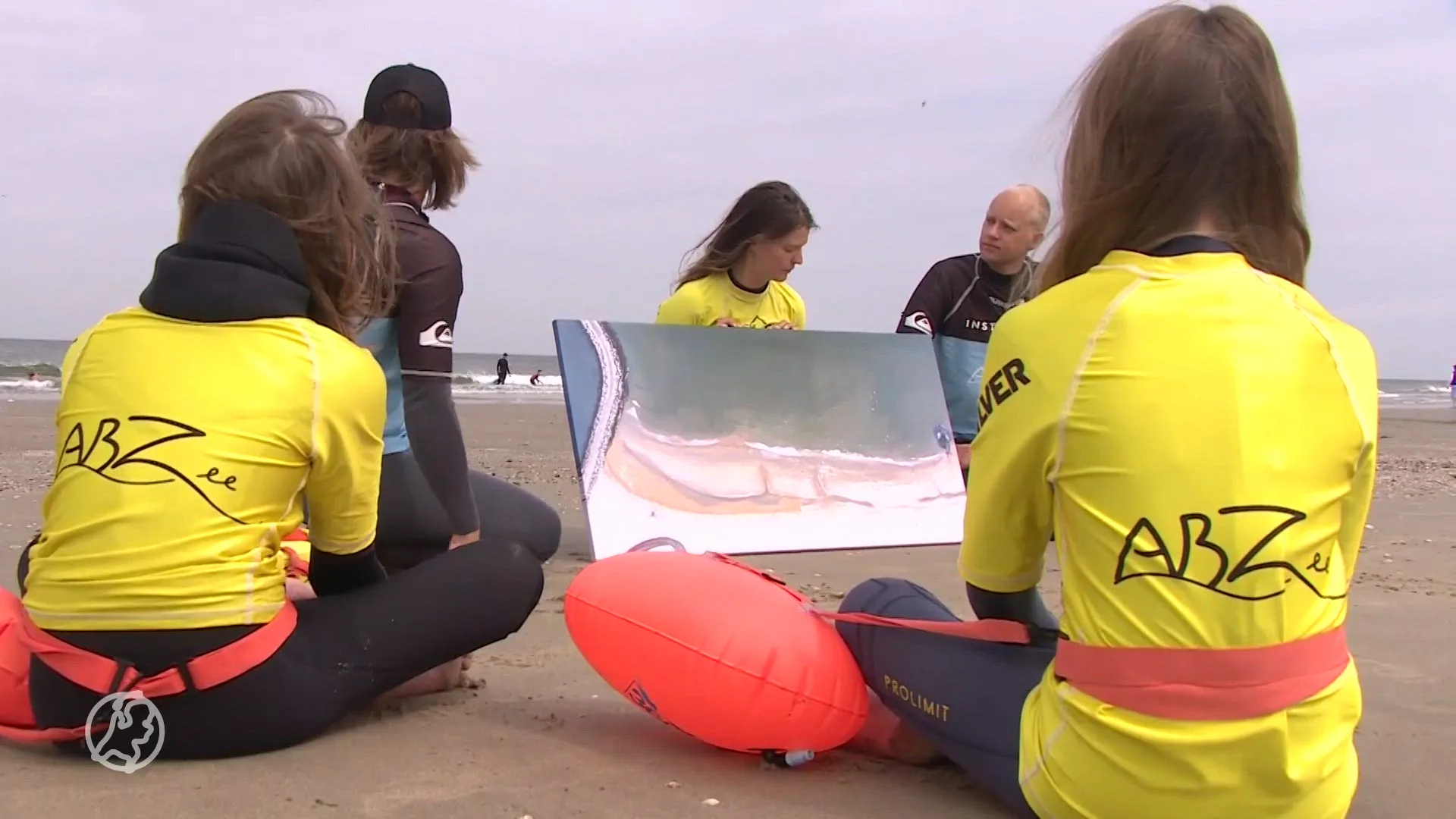 Zwemmers in Scheveningen leren meer over de gevaren van de zee