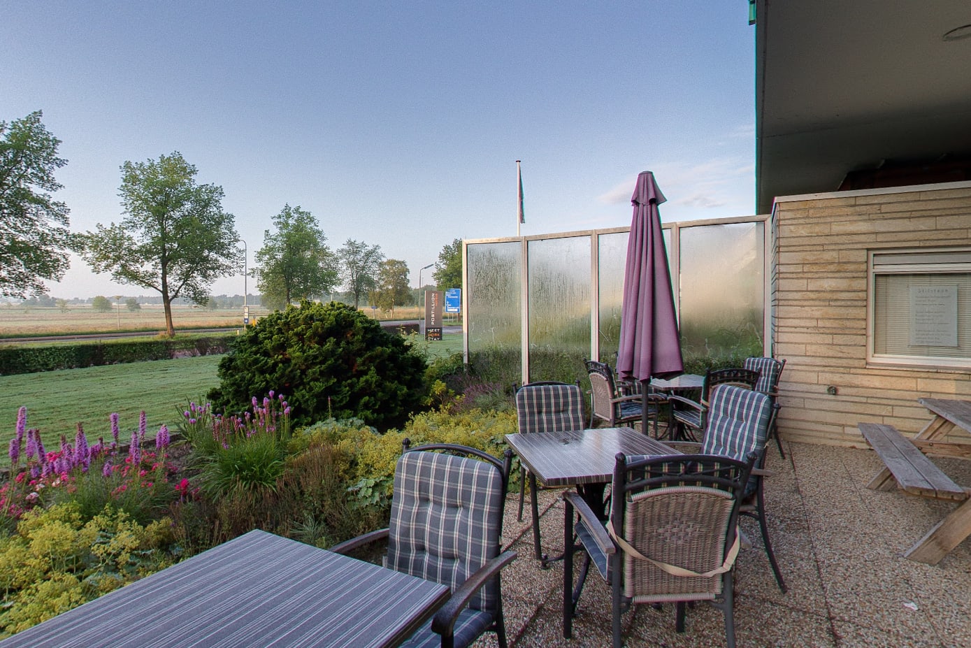 Zes jonge asielzoekers in 'coronahotel' Haren klimmen over hek