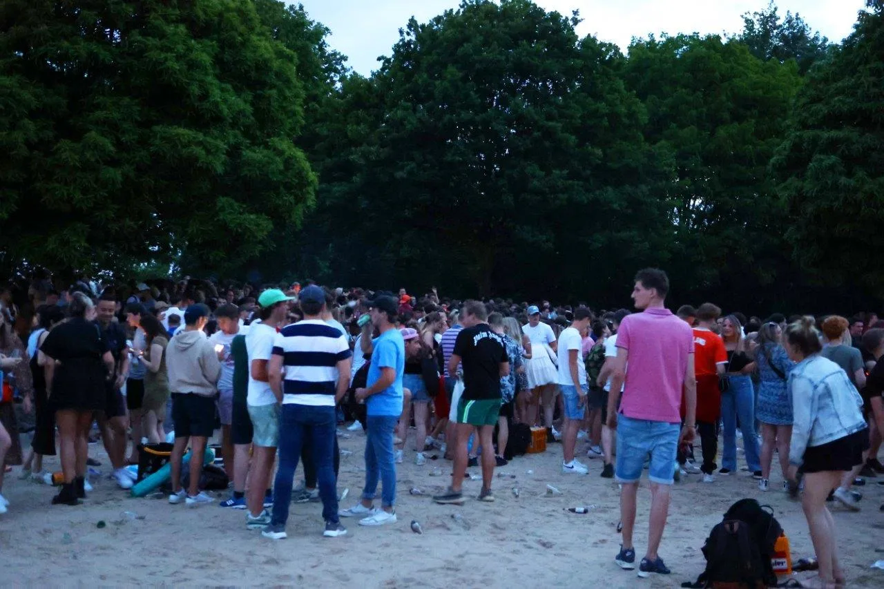 VIDEO: Politie grijpt in bij grote illegale feesten in Den Bosch en Noordwijk