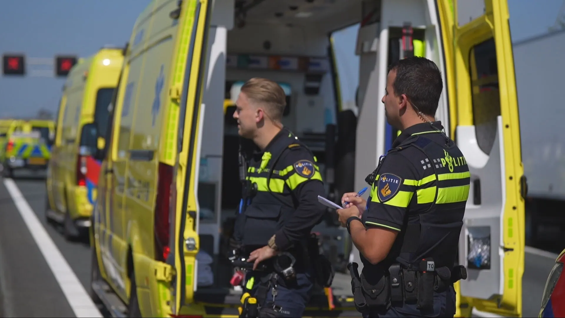 Flinke boete voor 50 bestuurders die ernstig ongeluk op de A2 filmden
