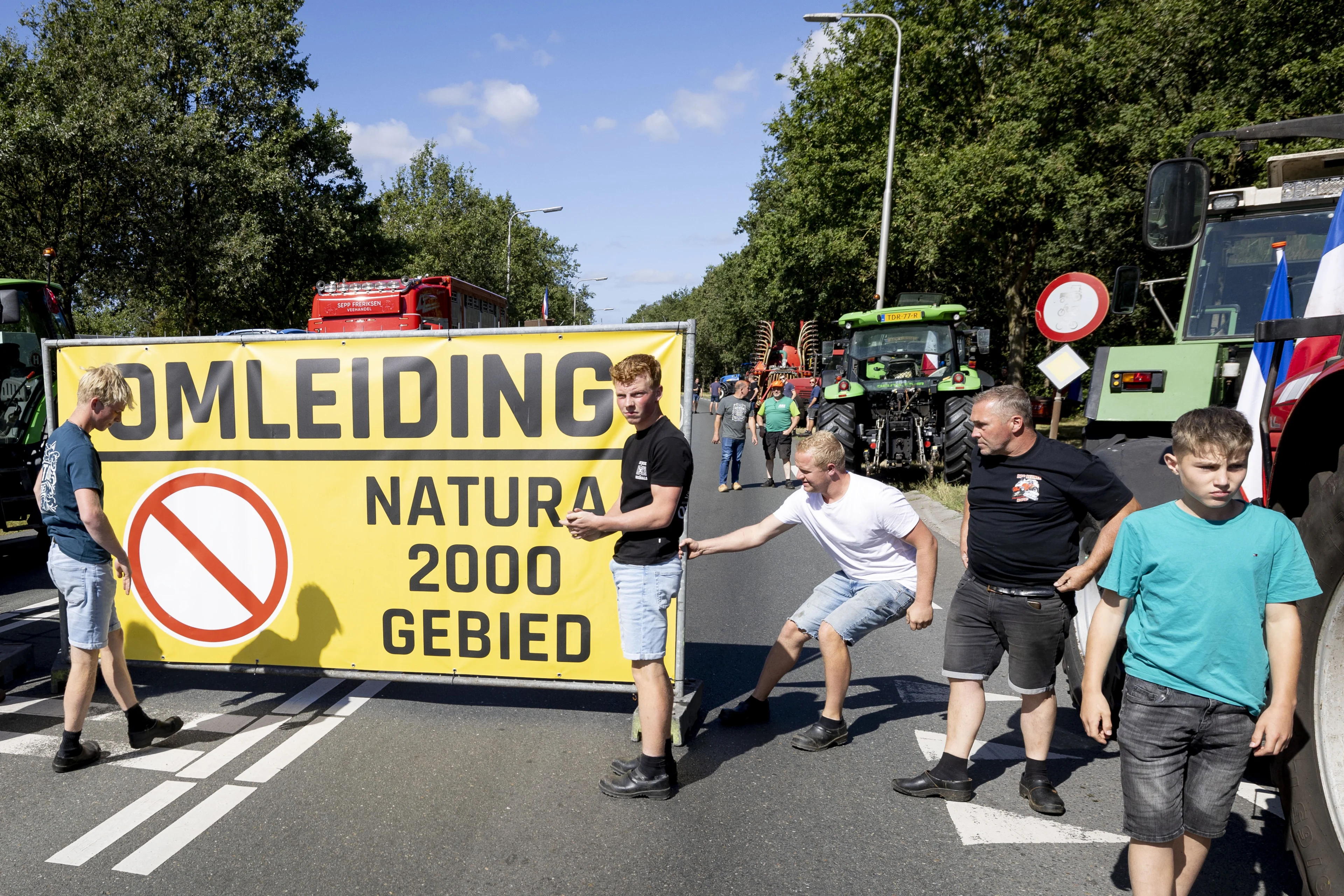 Boeren blokkeren N35 met tractoren uit protest tegen stikstofplannen