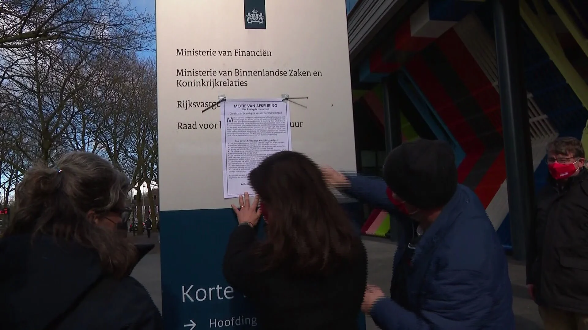 Boze huisartsen spijkeren brief op deur Gezondheidsraad vanwege AstraZeneca-stop